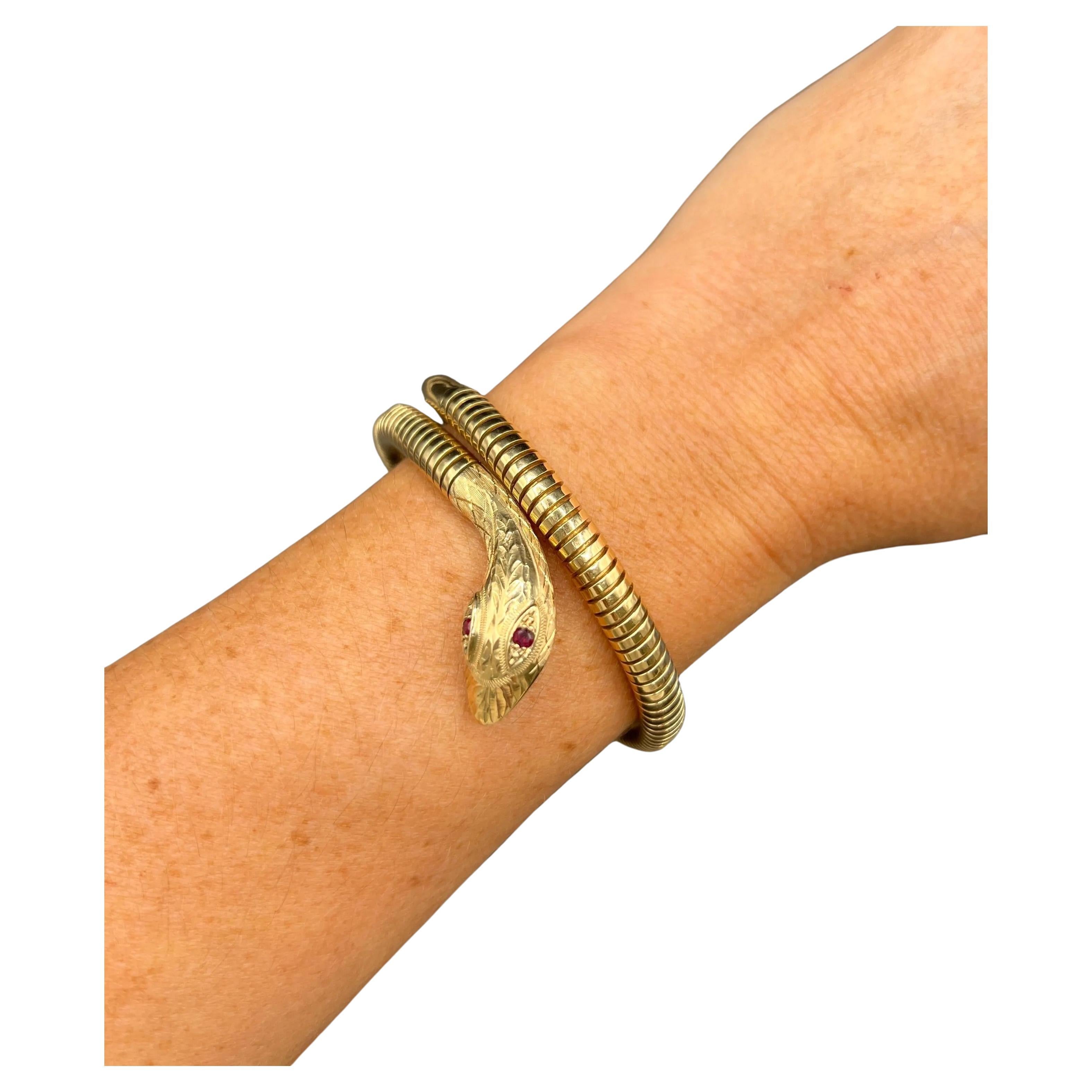 Bracelet serpent en or jaune 9ct de Birmingham, poinçonné, des années 1970, avec œil de rubis en vente
