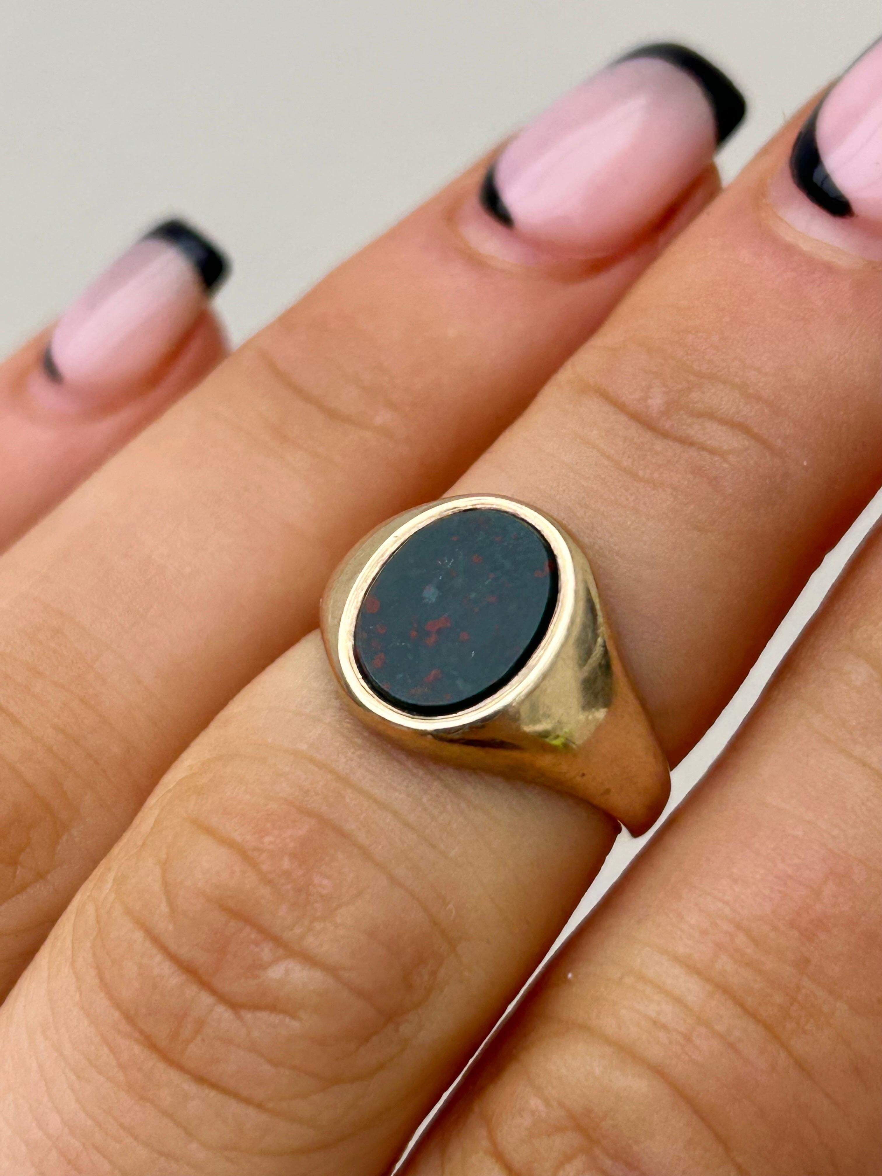 Vintage 9ct Yellow Gold Bloodstone Signet Ring 

charming unisex signet ring 

Measurements: Weight 3.17g, ring size UK K / US 51/2, head of ring 11mm x 8mm, height off finger 2mm 

Materials:  9ct yellow gold & bloodstone

Hallmarks: hallmarked