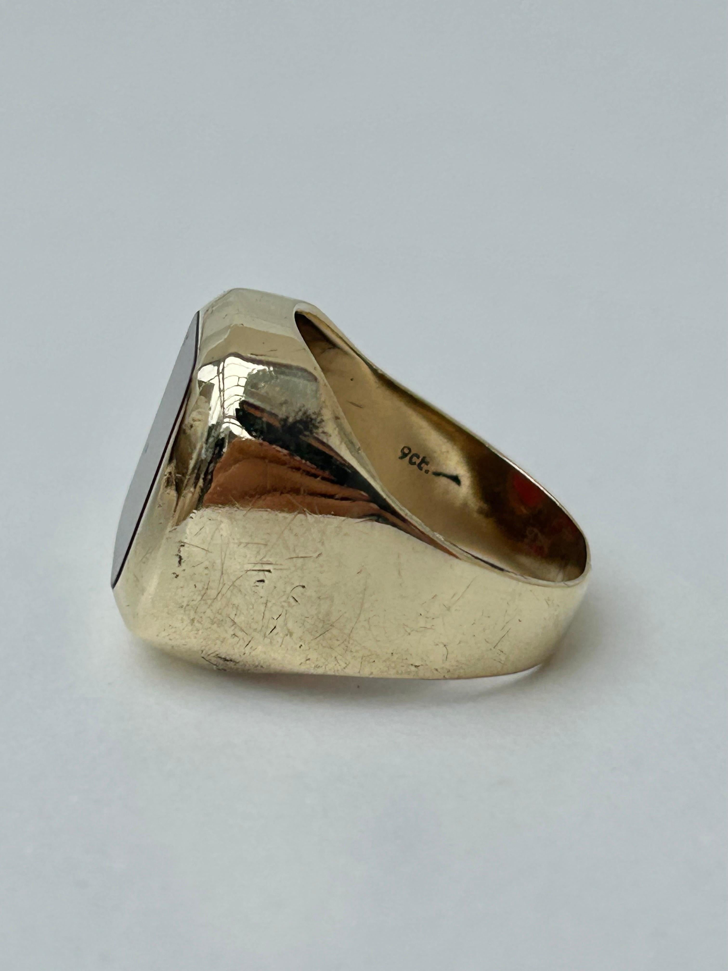 Vintage 9 Carat Yellow Gold Carnelian Signet Ring  In Good Condition In Chipping Campden, GB