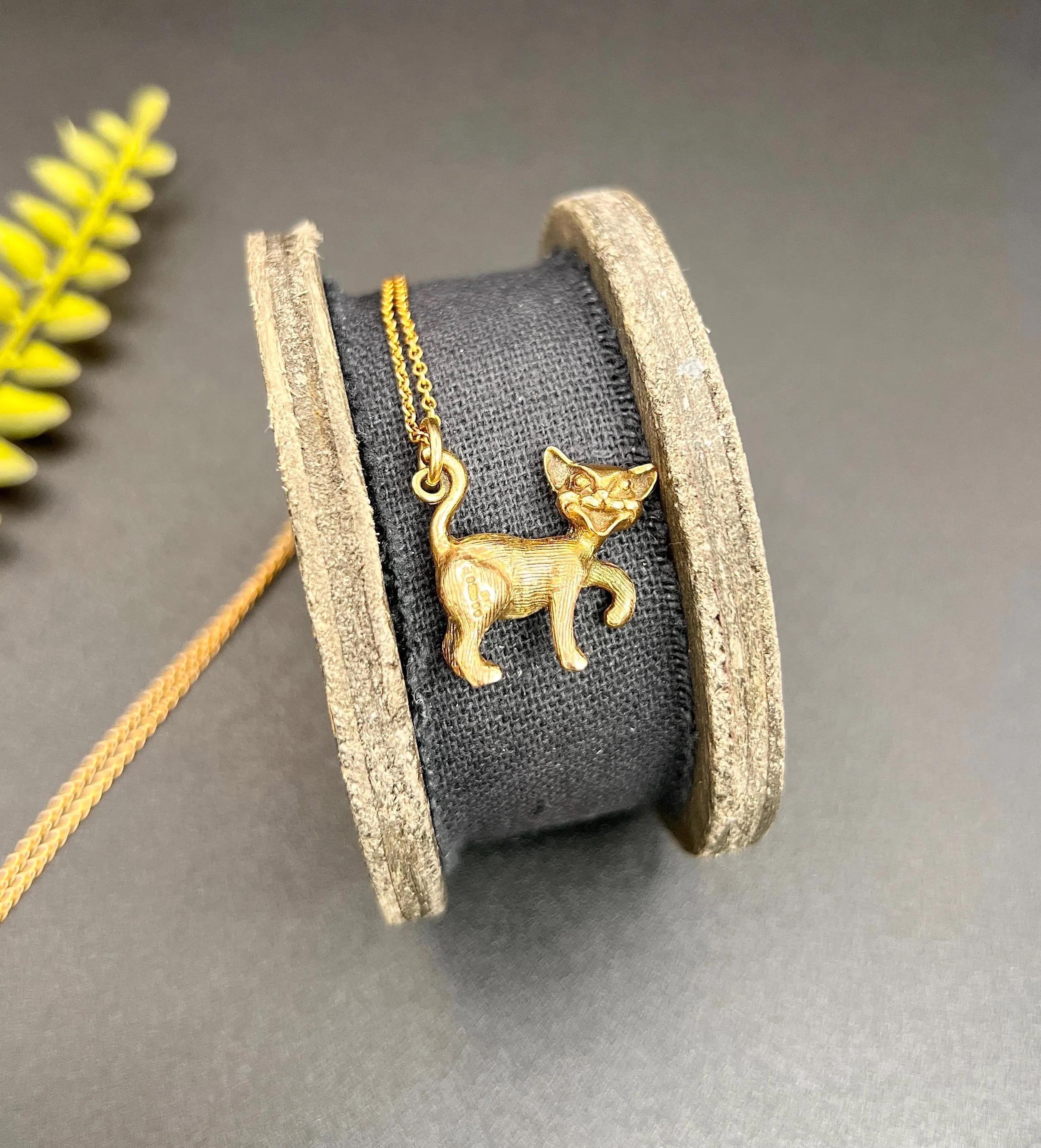 Vintage 9ct Yellow Gold, Cat Pendant, Bracelet Charm, Hallmarked London 1965 For Sale 7
