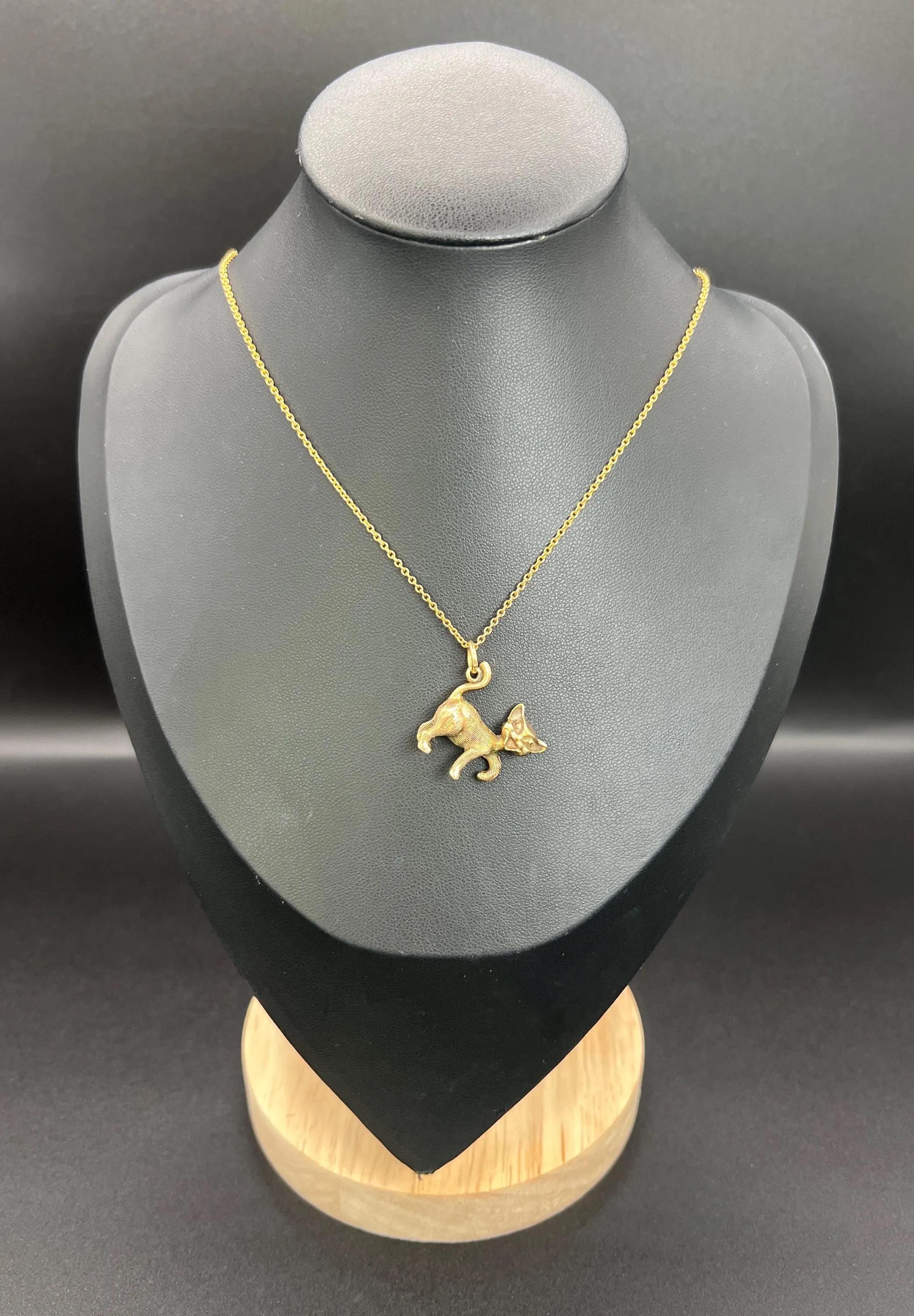 Vintage 9ct Yellow Gold, Cat Pendant, Bracelet Charm, Hallmarked London 1965 In Good Condition For Sale In Brighton, GB