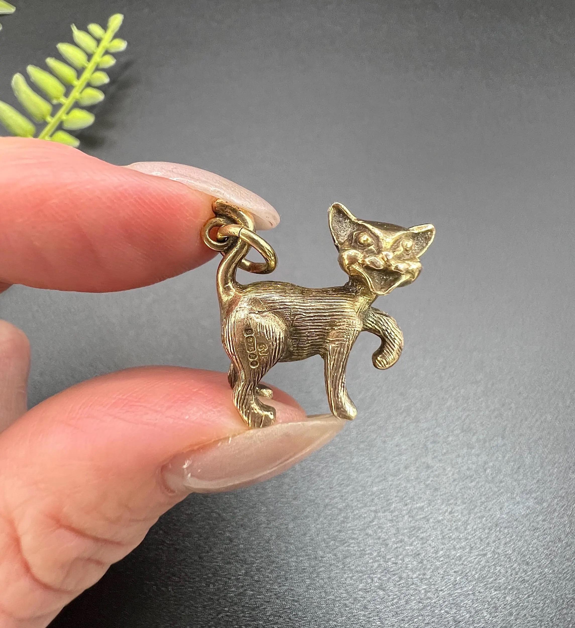 Vintage 9ct Yellow Gold, Cat Pendant, Bracelet Charm, Hallmarked London 1965 For Sale 3