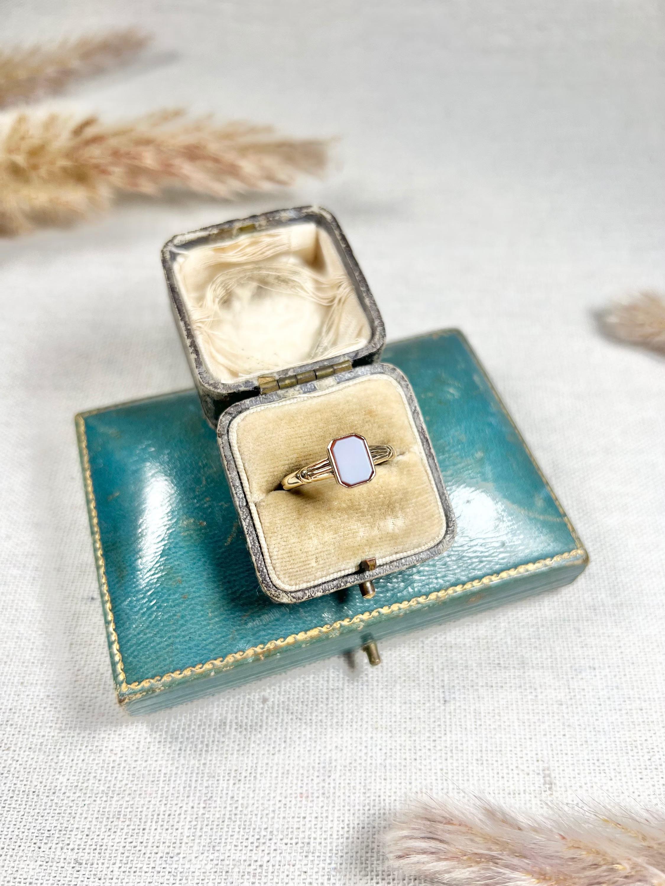 Vintage 9ct Yellow Gold, Chester 1935 Hallmarked, Sardonyx Signet Ring For Sale 6