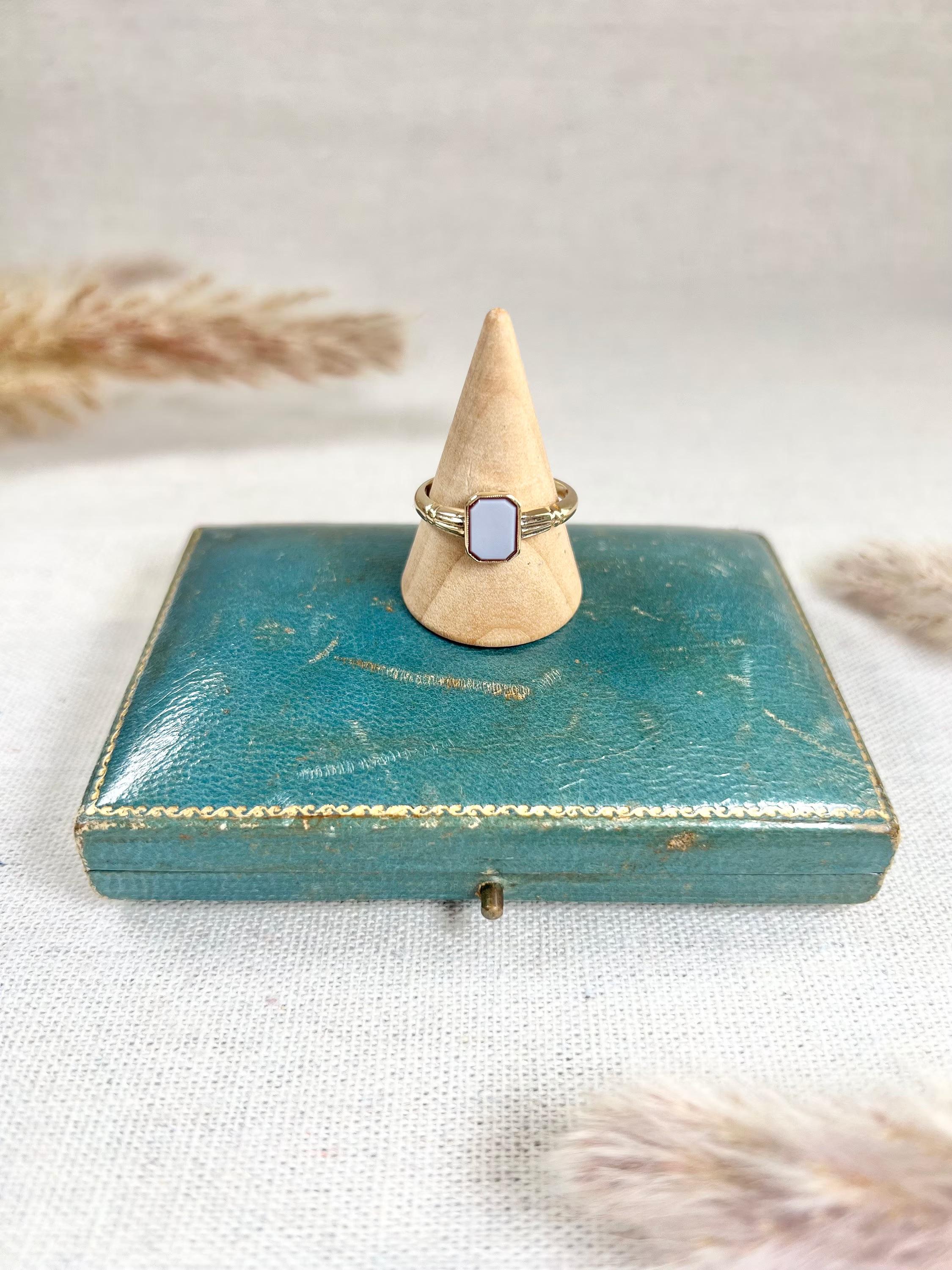 Antique Sardonyx Signet Ring

9ct Gold Stamped

Hallmarked Chester 1935

Makers Mark H G & S

This 9ct yellow gold signet ring is a true masterpiece, with a rectangular-shaped sardonyx set beautifully on a solid yellow gold band. The ring boasts