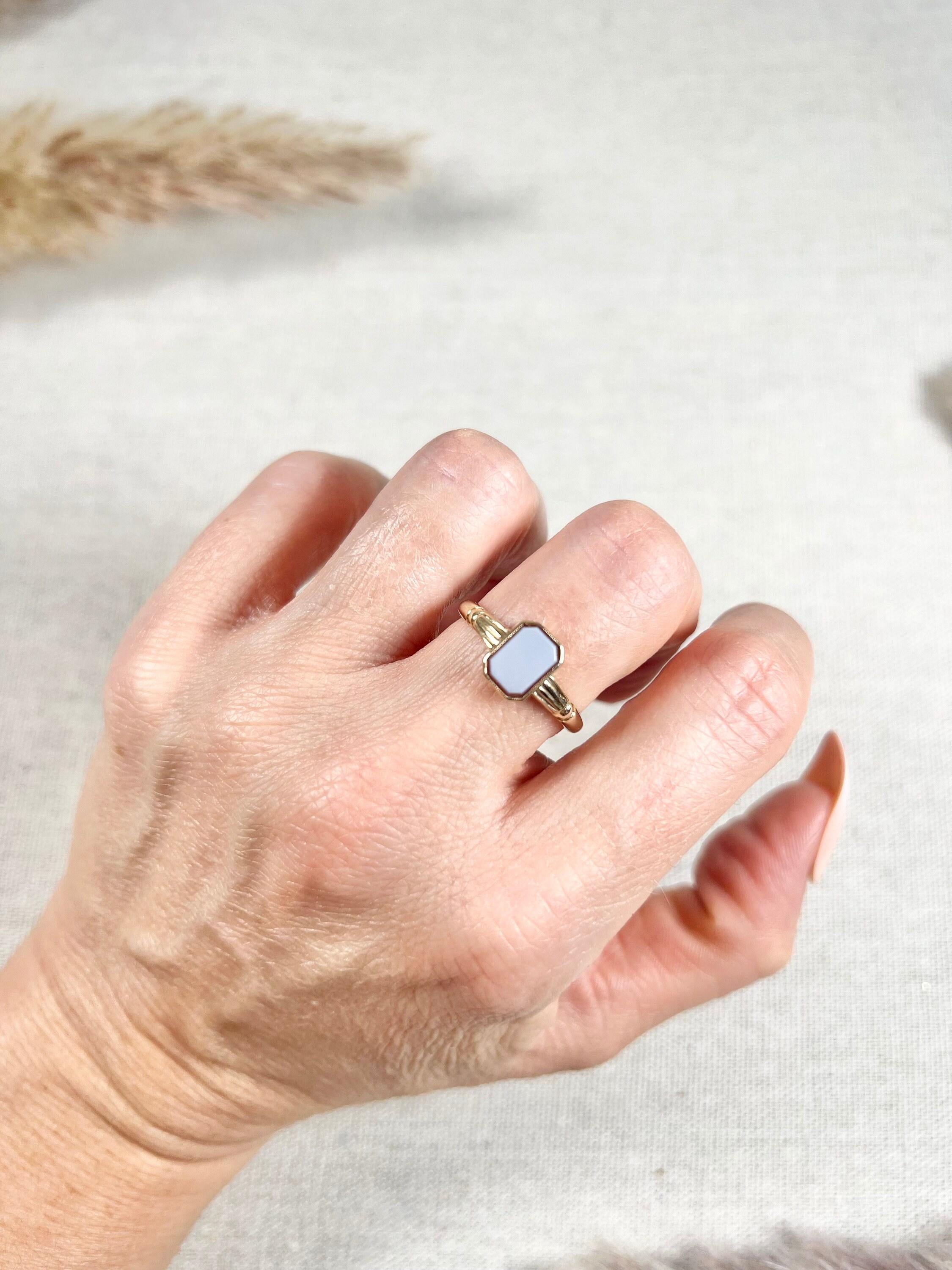 Vintage 9ct Yellow Gold, Chester 1935 Hallmarked, Sardonyx Signet Ring In Good Condition For Sale In Brighton, GB