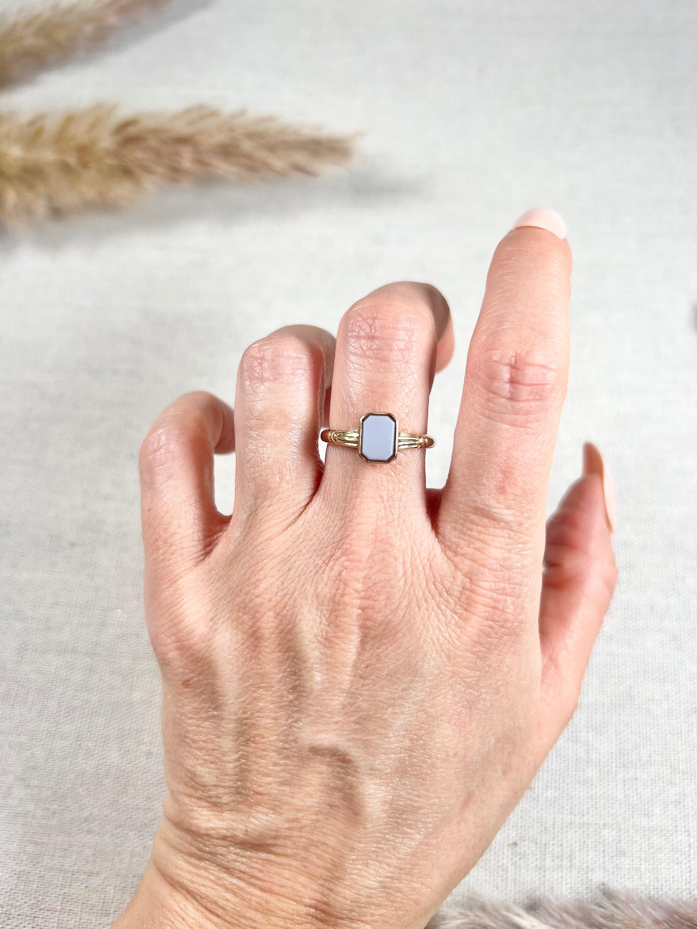 Women's or Men's Vintage 9ct Yellow Gold, Chester 1935 Hallmarked, Sardonyx Signet Ring For Sale