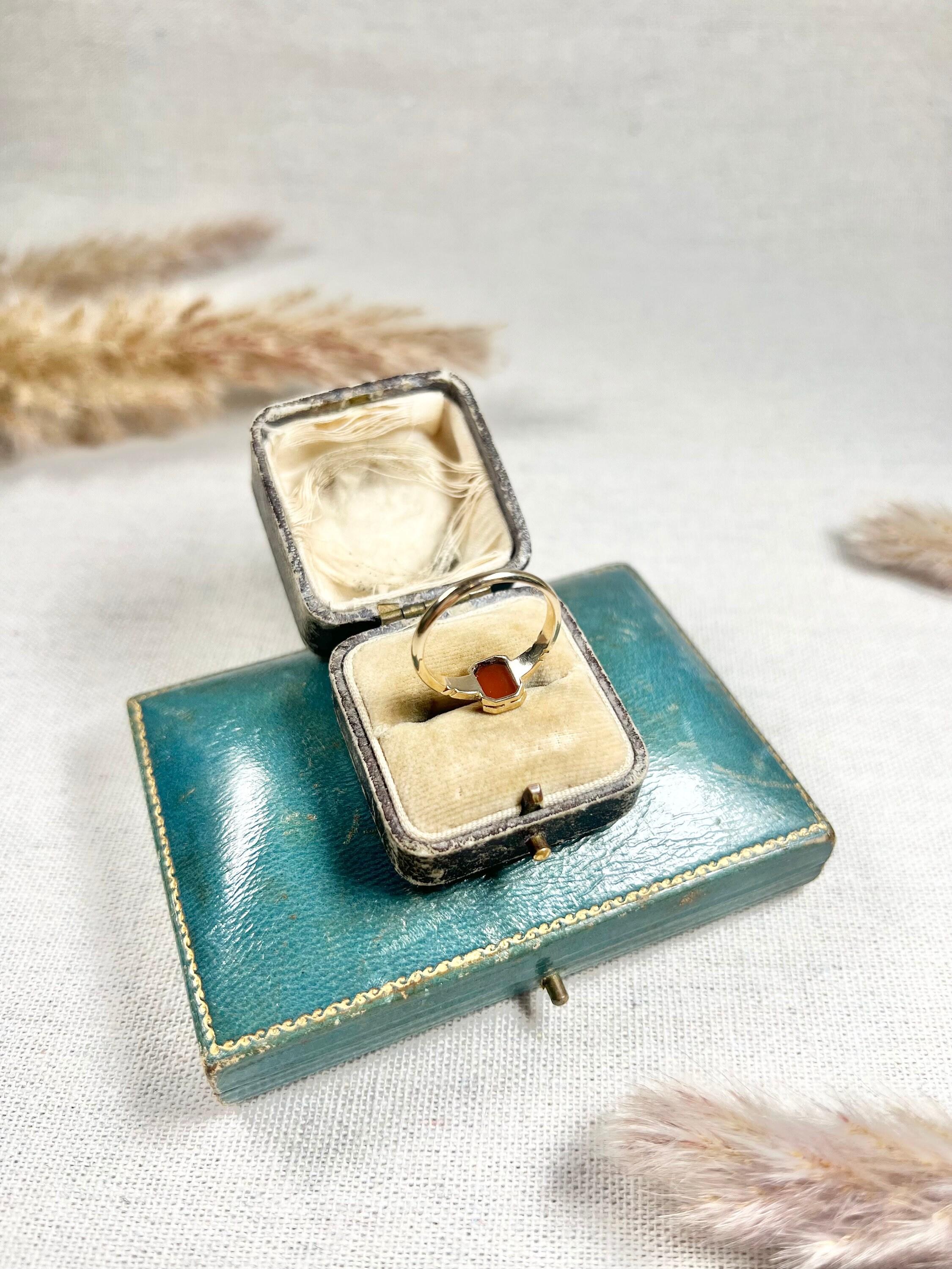 Vintage 9ct Yellow Gold, Chester 1935 Hallmarked, Sardonyx Signet Ring For Sale 1