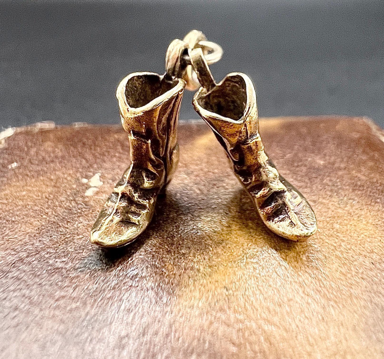 Ciondolo con stivali da cowboy vintage

Oro 9ct 

Punzonato Londra 1969

CATENA VENDUTA SEPARATAMENTE

Questo splendido ciondolo/braccialetto a forma di stivale da cowboy in oro 9ct è ben dettagliato e perfetto per chi ama i gioielli vintage e di