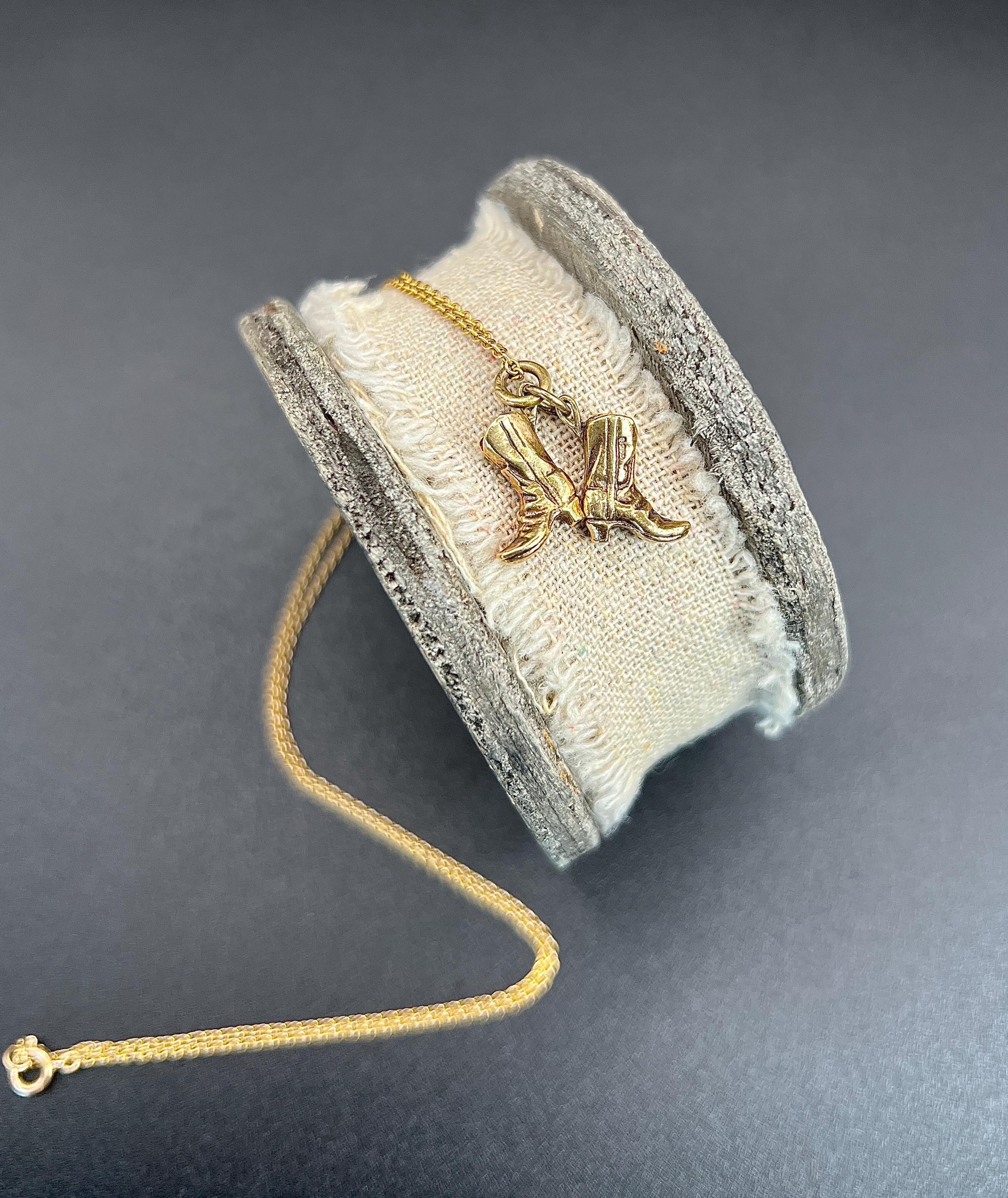 Ciondolo con stivali da cowboy in oro giallo 9ct, vintage, con marchio Londra 1969 In condizioni buone in vendita a Brighton, GB