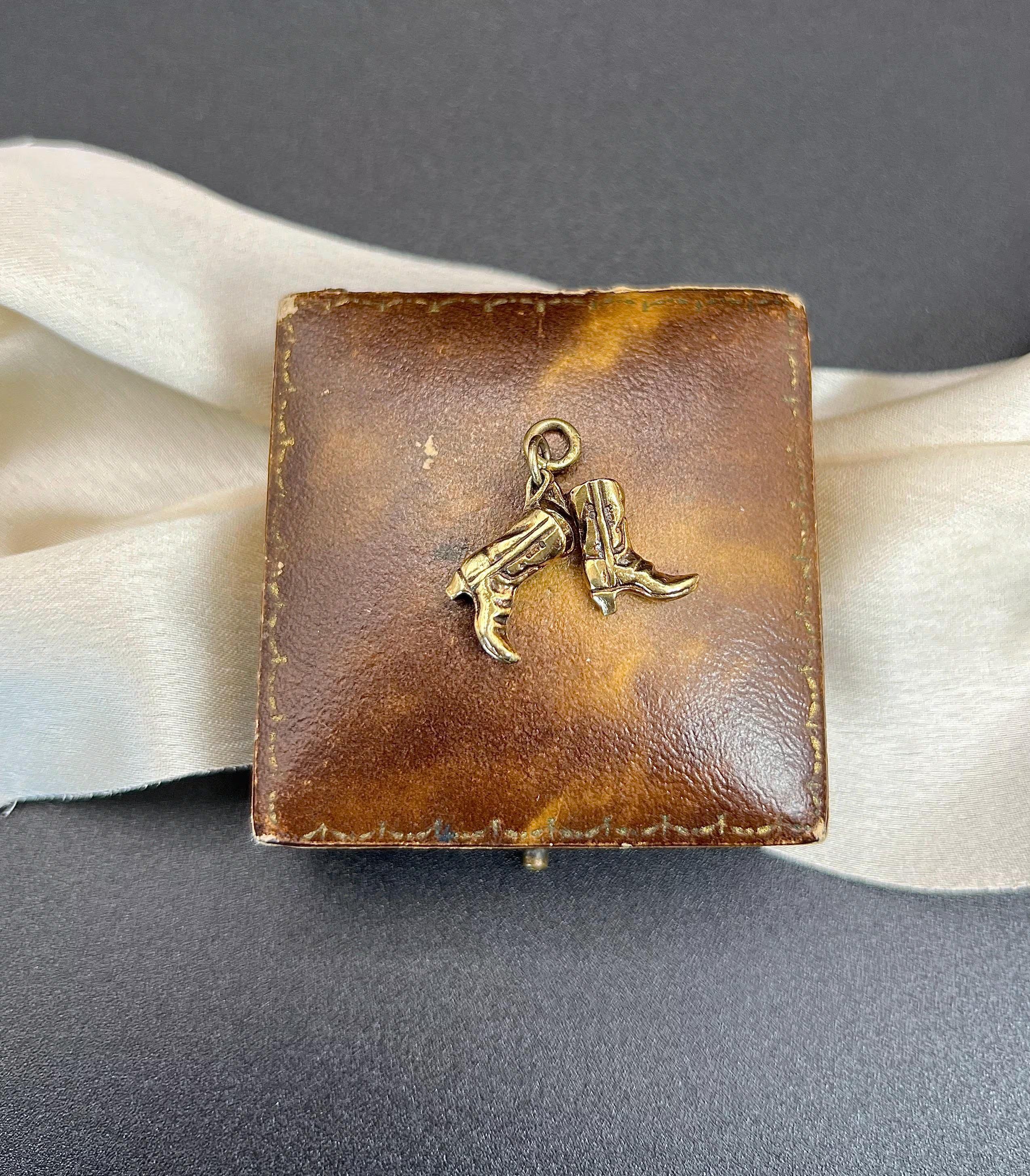 Ciondolo con stivali da cowboy in oro giallo 9ct, vintage, con marchio Londra 1969 in vendita 3