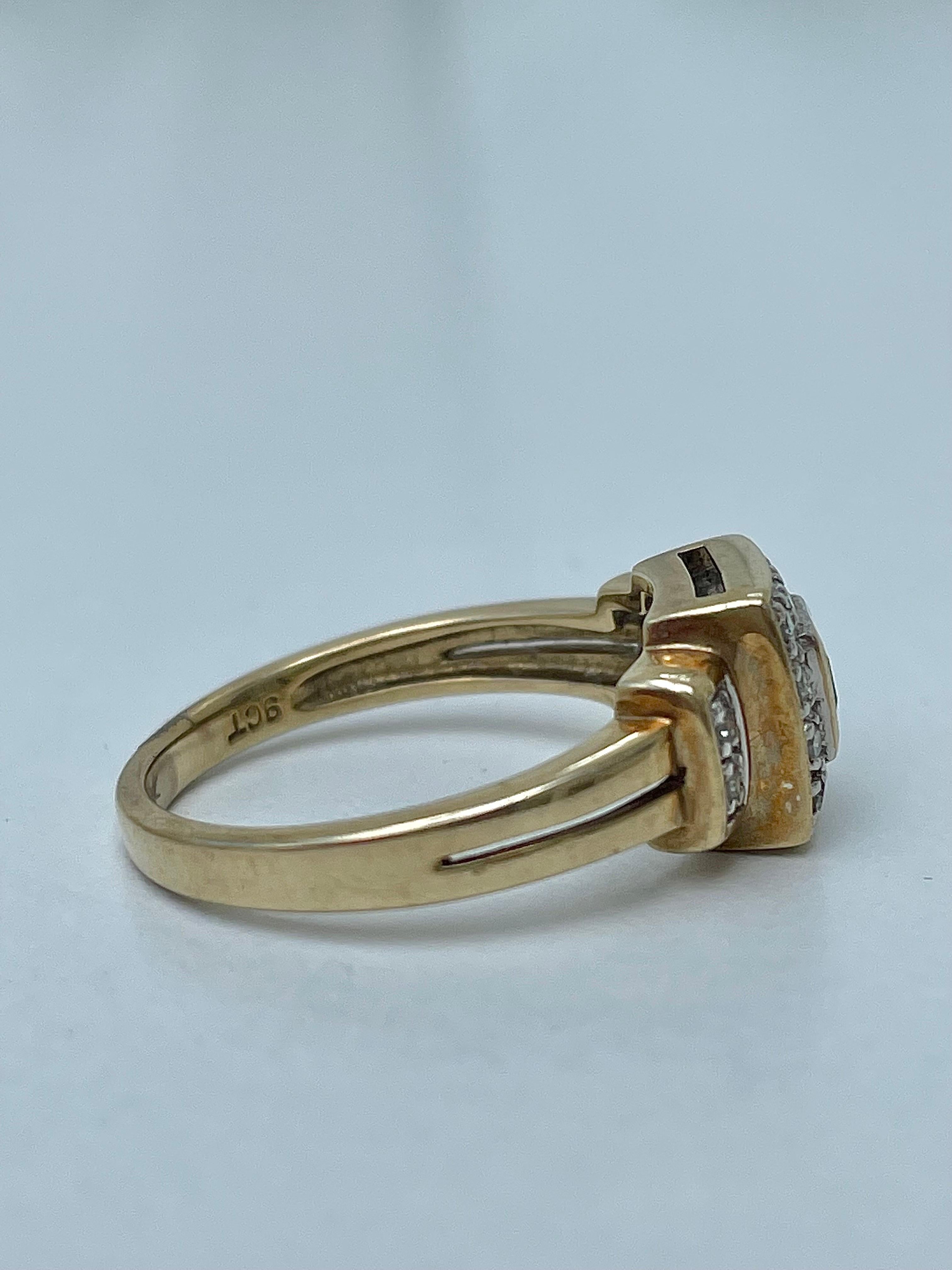 Quadratischer Ring aus 9 Karat Gelbgold mit Smaragd und Diamant  (Smaragdschliff) im Angebot