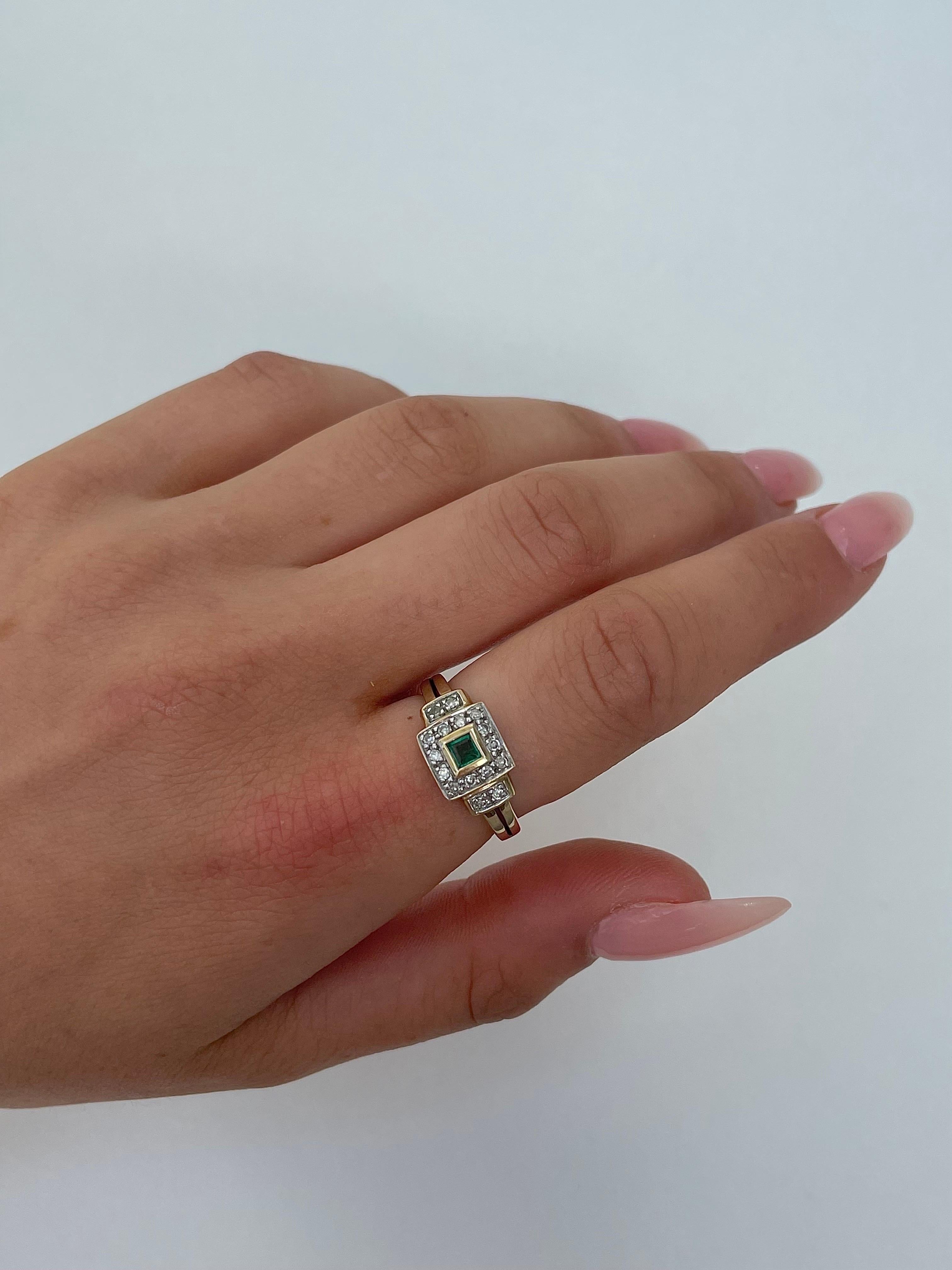 Quadratischer Ring aus 9 Karat Gelbgold mit Smaragd und Diamant  im Zustand „Gut“ im Angebot in Chipping Campden, GB