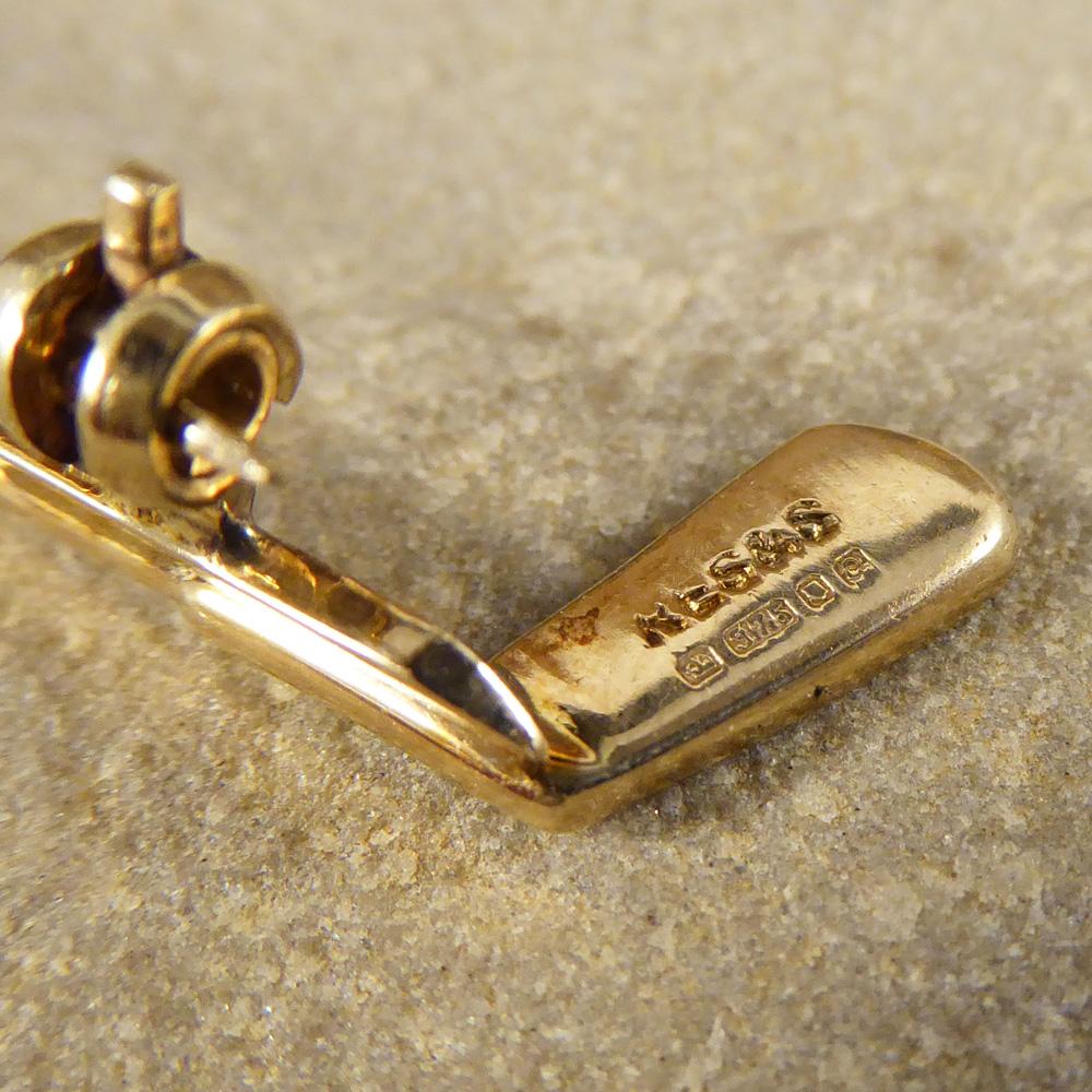 This golf club brooch has been hallmarked and hand crafted in 1990 in London. Created from 9ct yellow Gold for all those golf enthusiasts.

Condition: Very Good, slightest signs of wear due to age and use
Defects: None
Date / Period: 1990
Marks: