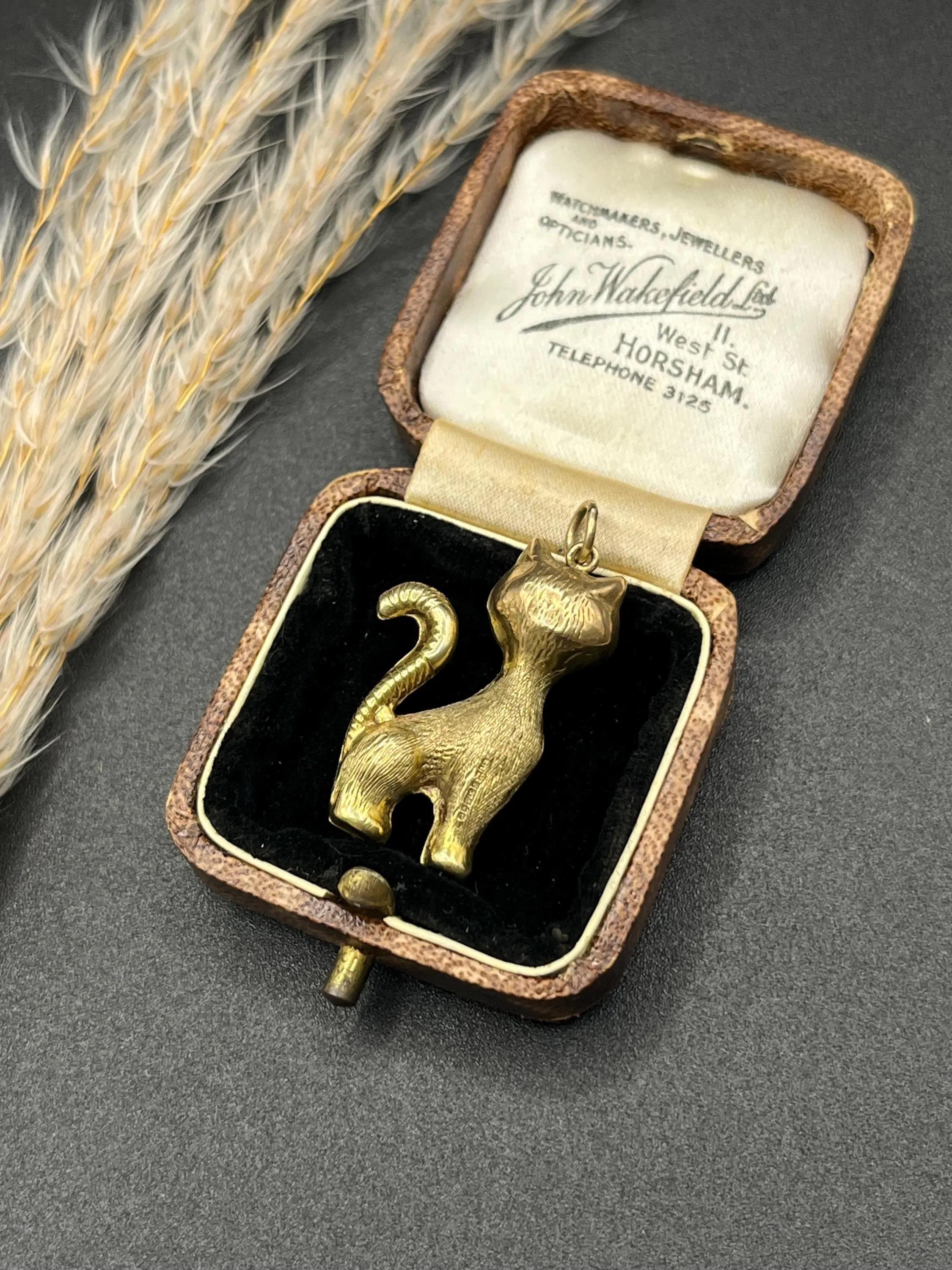 Colgante/dije de gato vintage de oro amarillo de 9 ct con sello de los años 80 en venta 6