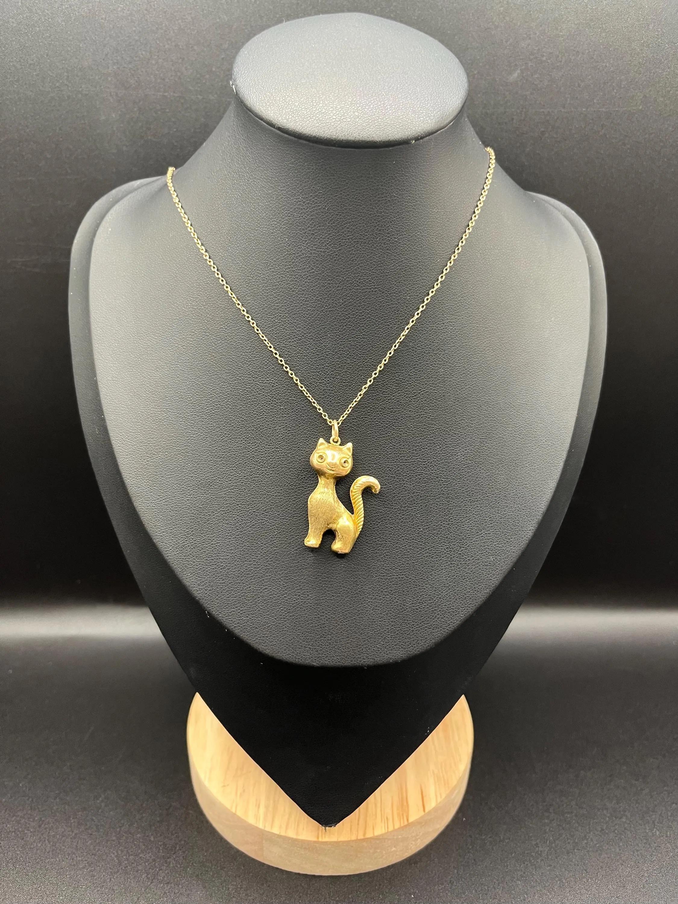 Colgante Gato Vintage de Oro Amarillo

Oro de 9 ct certificado 

* La cadena se vende por separado. 

Colgante vintage de oro de 9 ct con forma de gato, lazo soldado y sello de calidad completo. El diseño muestra un gato sentado estilizado con