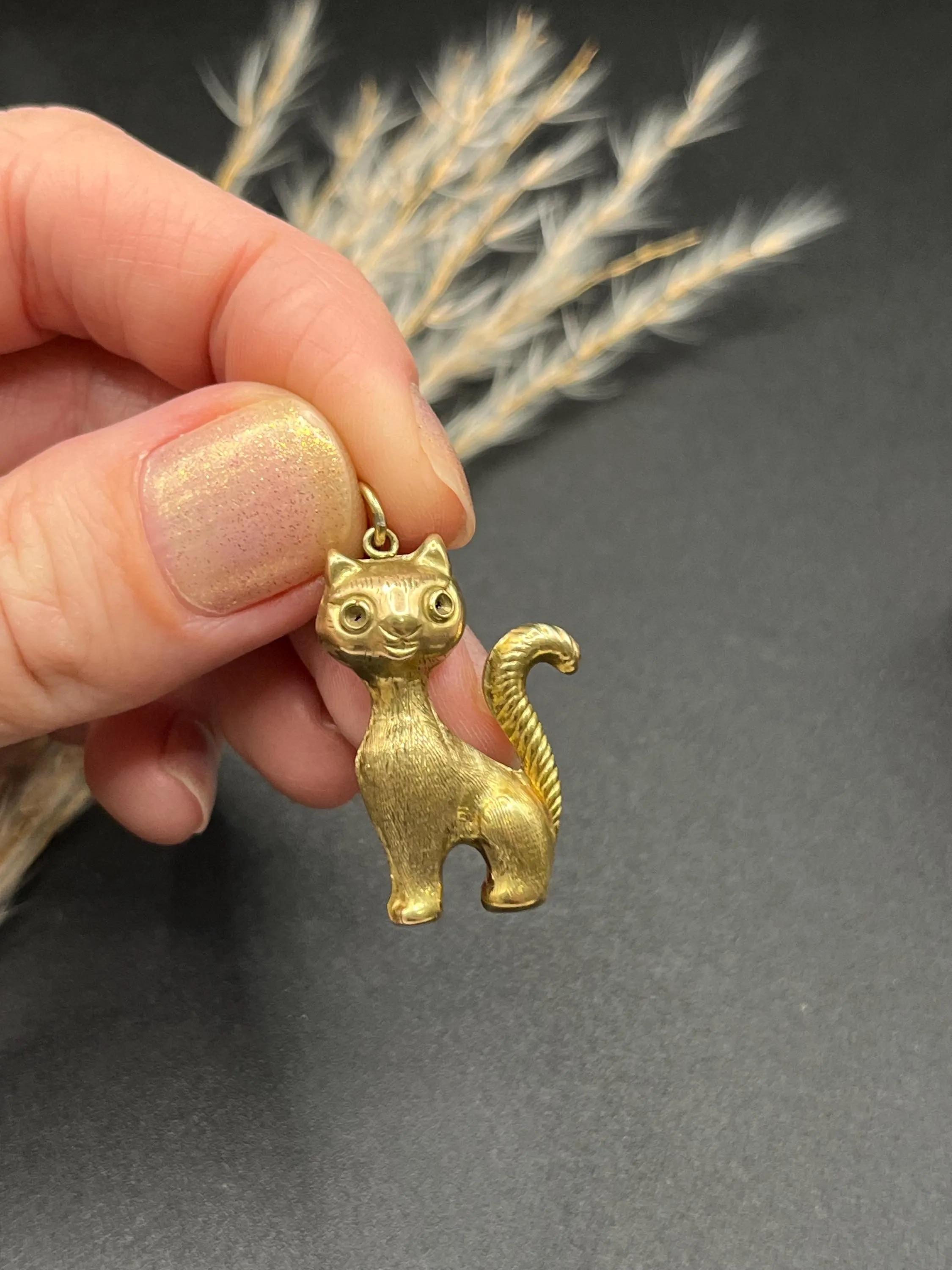 Femenino o masculino Colgante/dije de gato vintage de oro amarillo de 9 ct con sello de los años 80 en venta