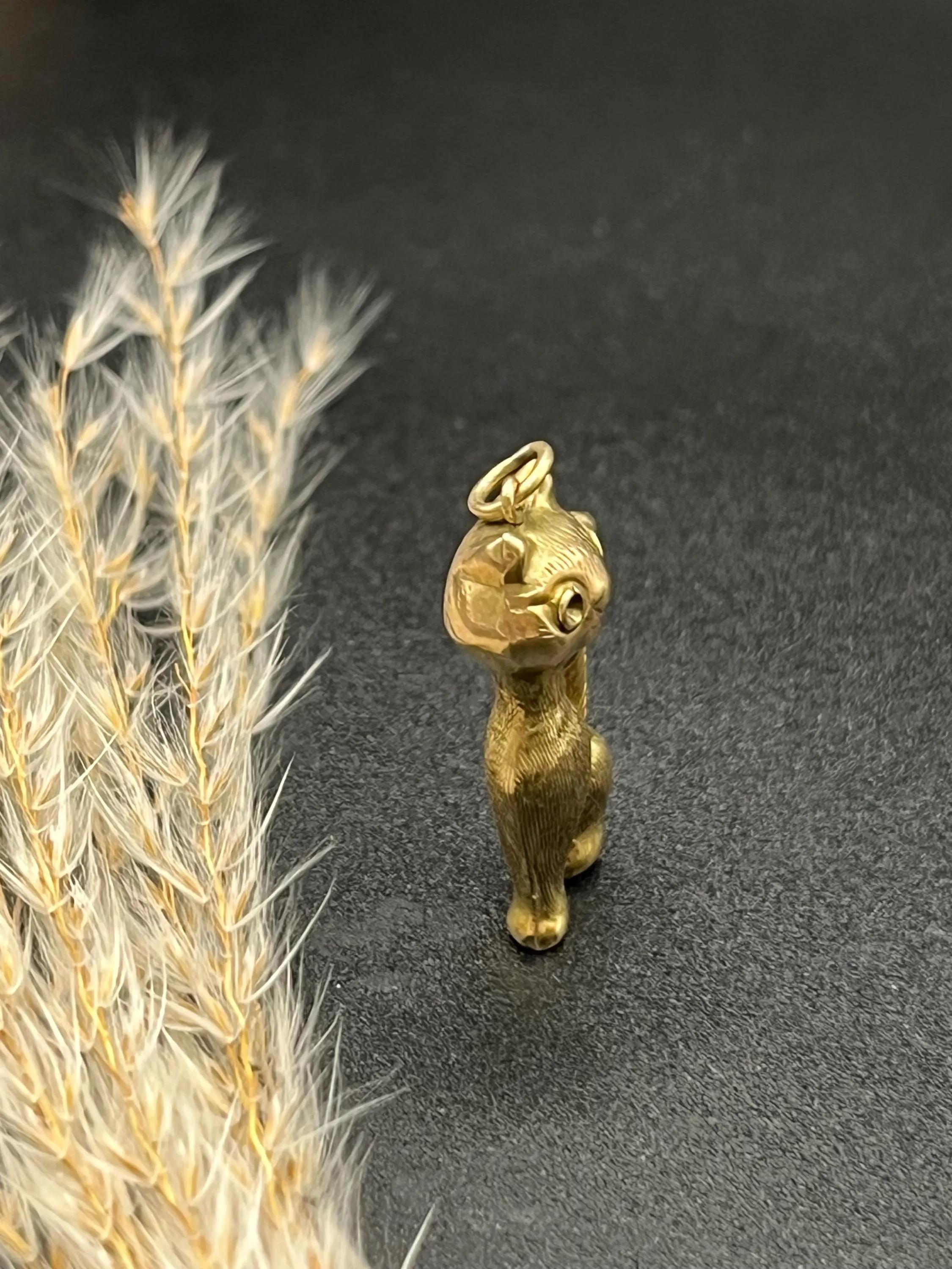 Colgante/dije de gato vintage de oro amarillo de 9 ct con sello de los años 80 en venta 1