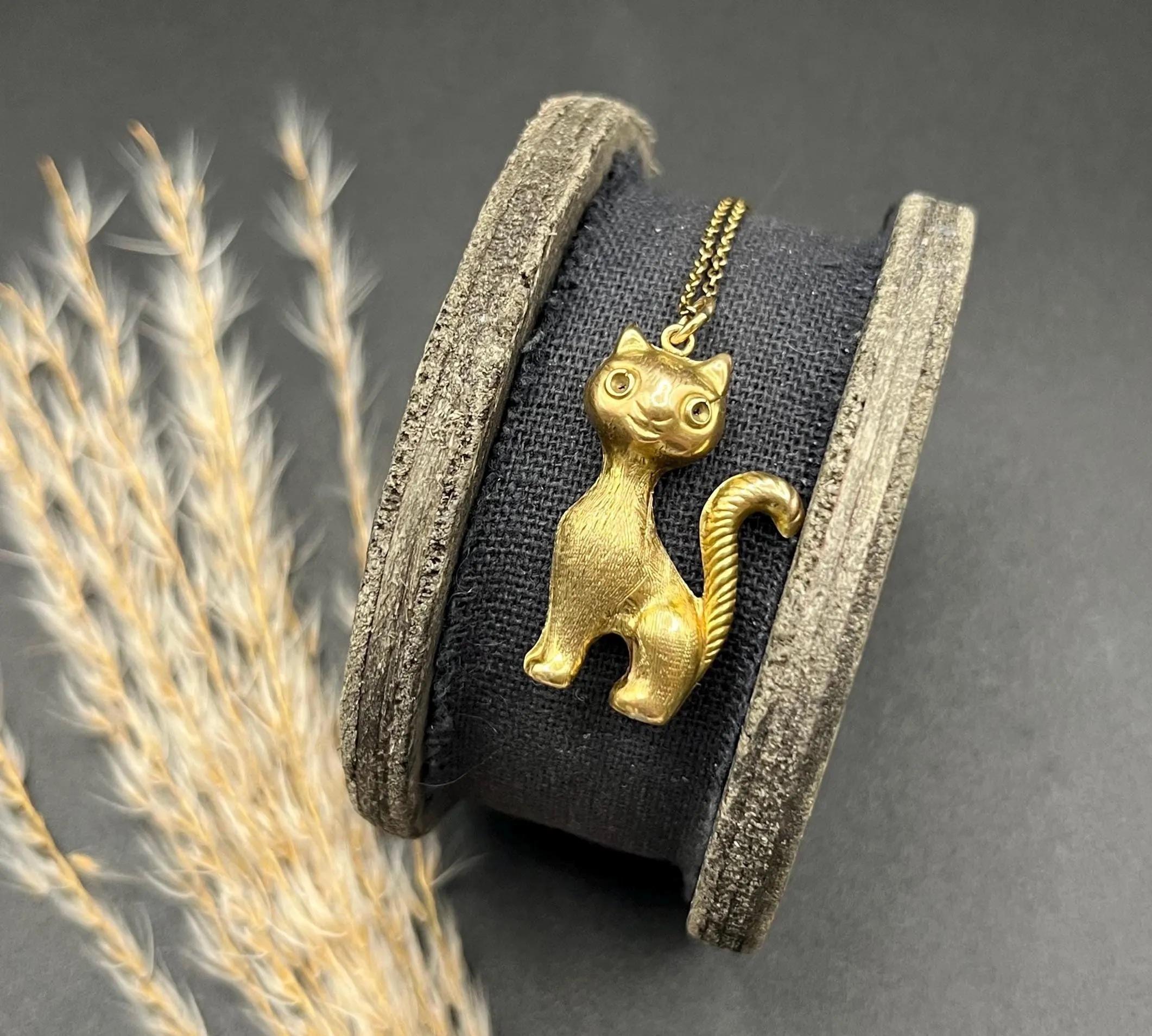 Colgante/dije de gato vintage de oro amarillo de 9 ct con sello de los años 80 en venta 2