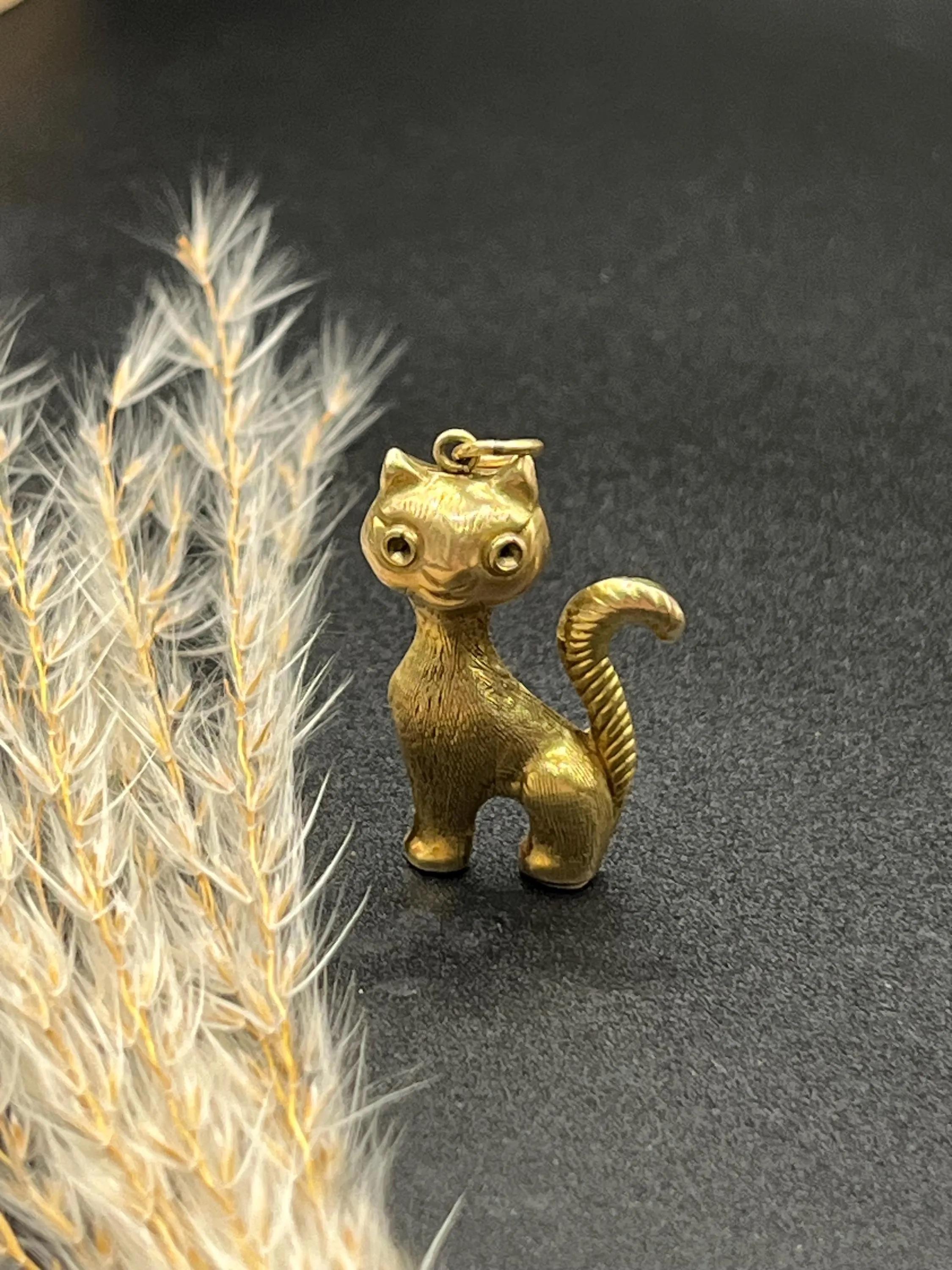 Colgante/dije de gato vintage de oro amarillo de 9 ct con sello de los años 80 en venta 3