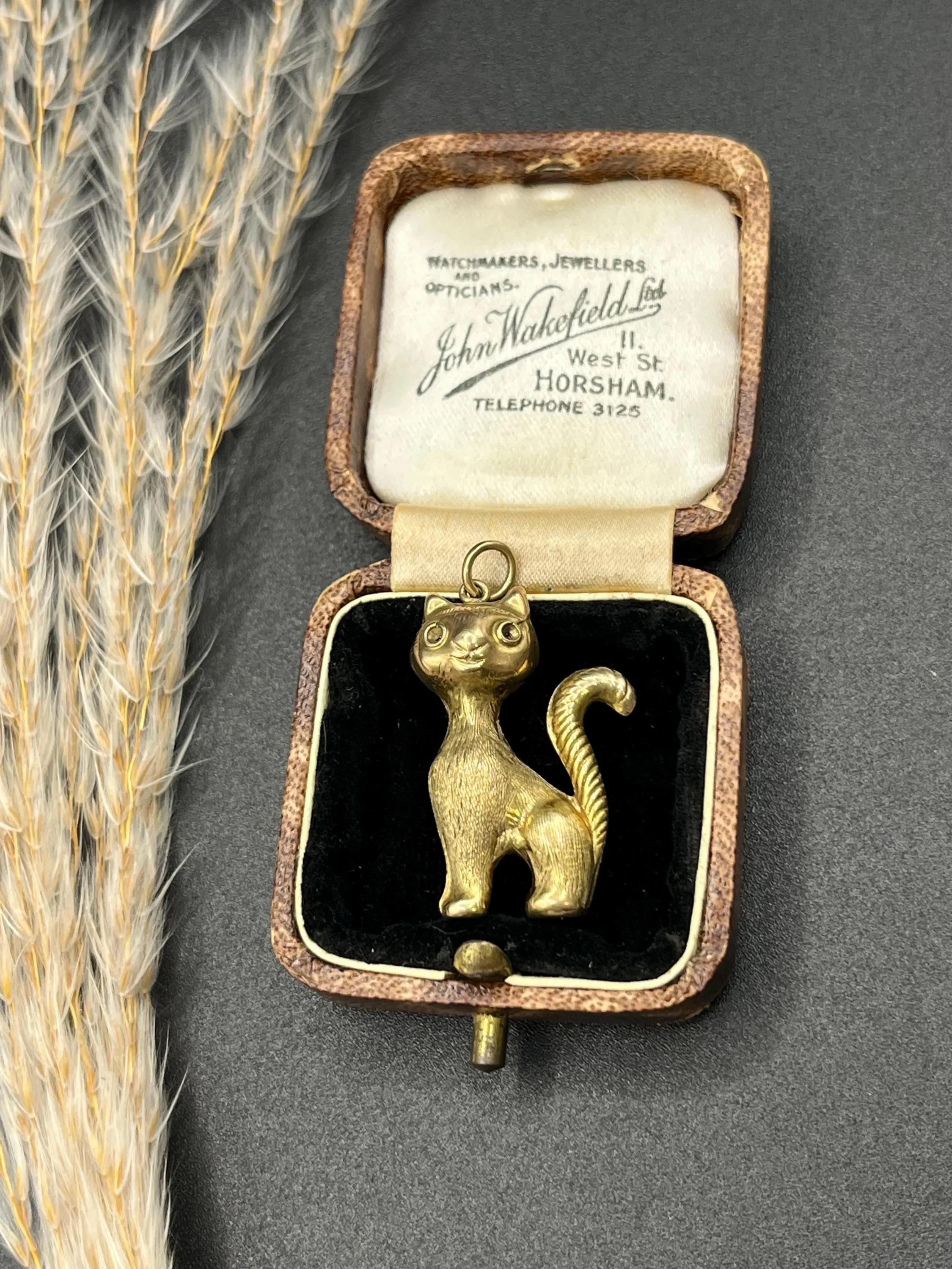 Colgante/dije de gato vintage de oro amarillo de 9 ct con sello de los años 80 en venta 5