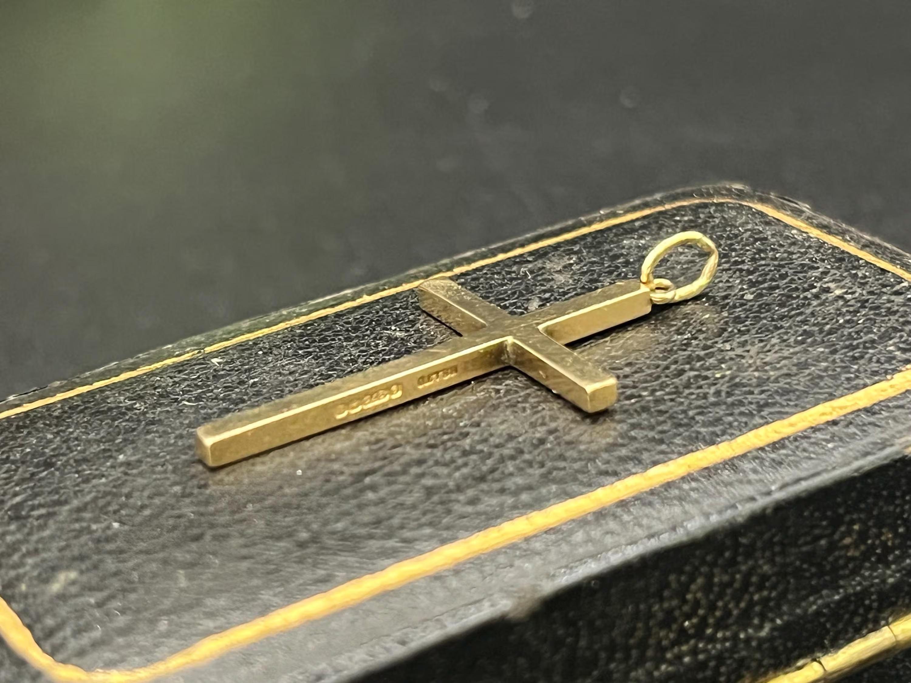 Women's or Men's Vintage 9ct Yellow Gold Hallmarked Birmingham 1994, Cross Pendant For Sale
