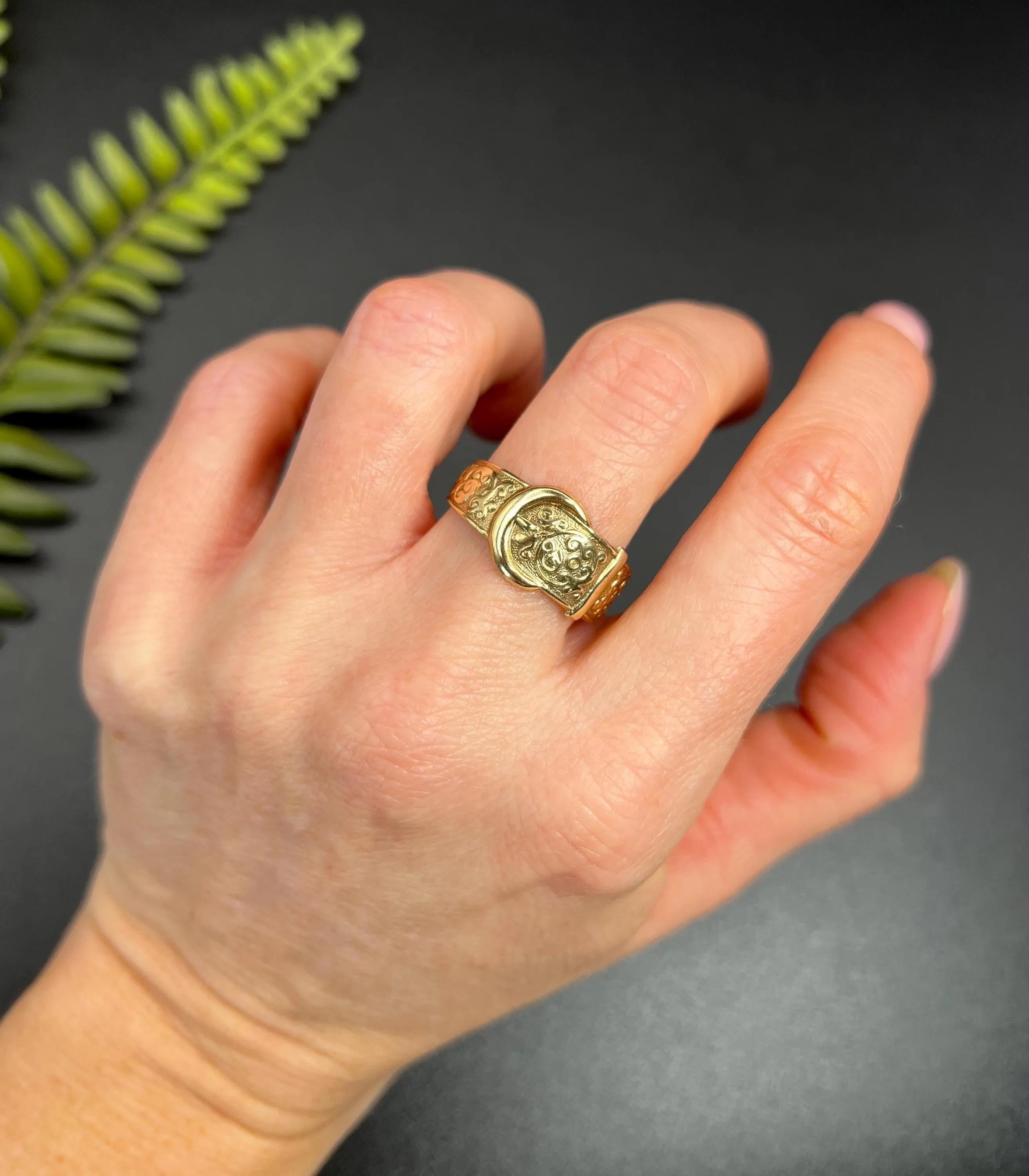Vintage Schnalle Ring 

9ct Gelbgold 

Gepunztes Birmingham 1981

Erleben Sie den Charme unseres Vintage Rings mit Schnalle aus 9 Karat Gelbgold, der Eleganz und Gefühl perfekt vereint. Dieser exquisite Ring zeichnet sich durch aufwändige