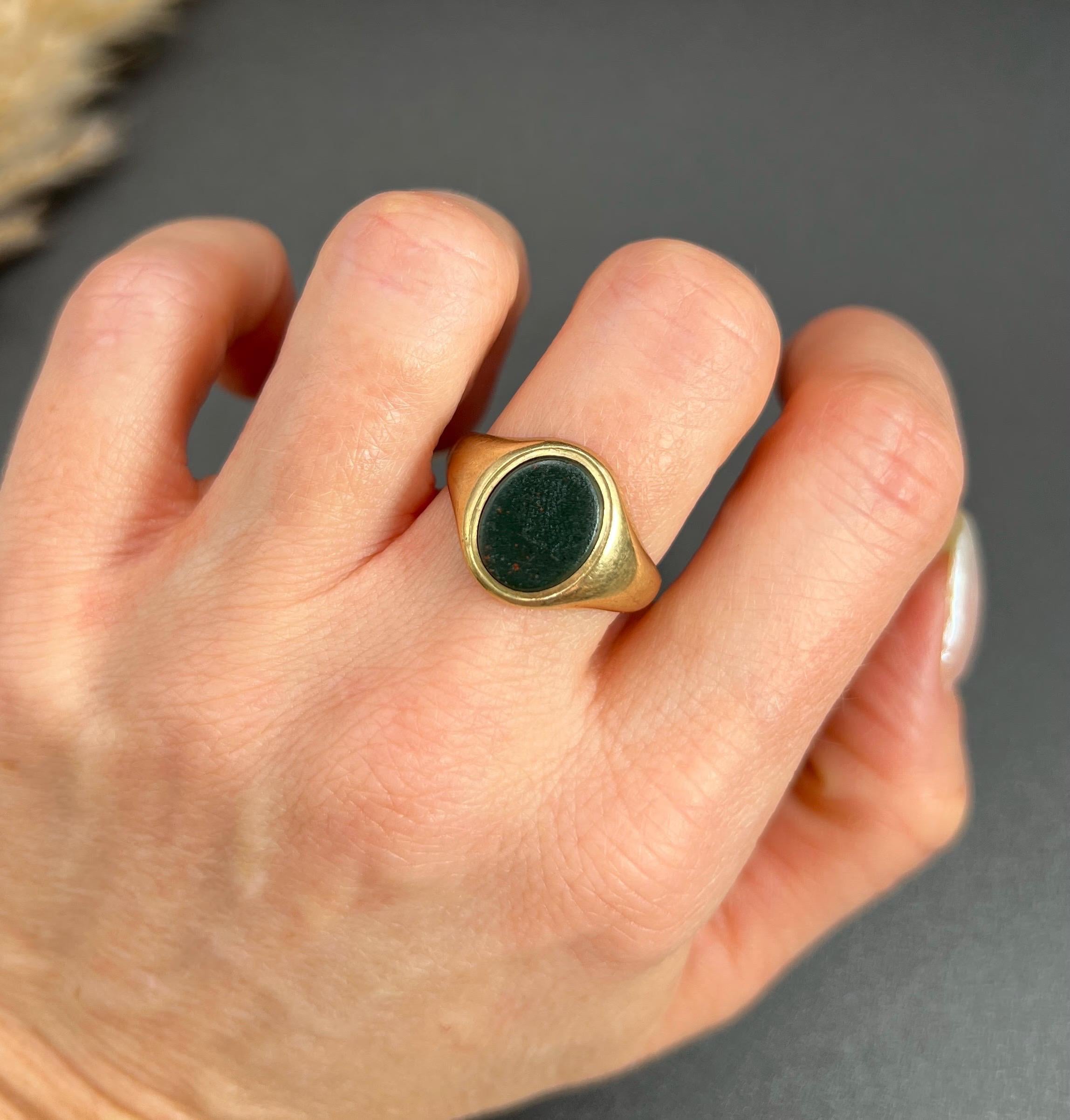 Vintage 9ct Yellow Gold, Oval Bloodstone Signet Ring, Hallmarked Birmingham 1947 For Sale 6