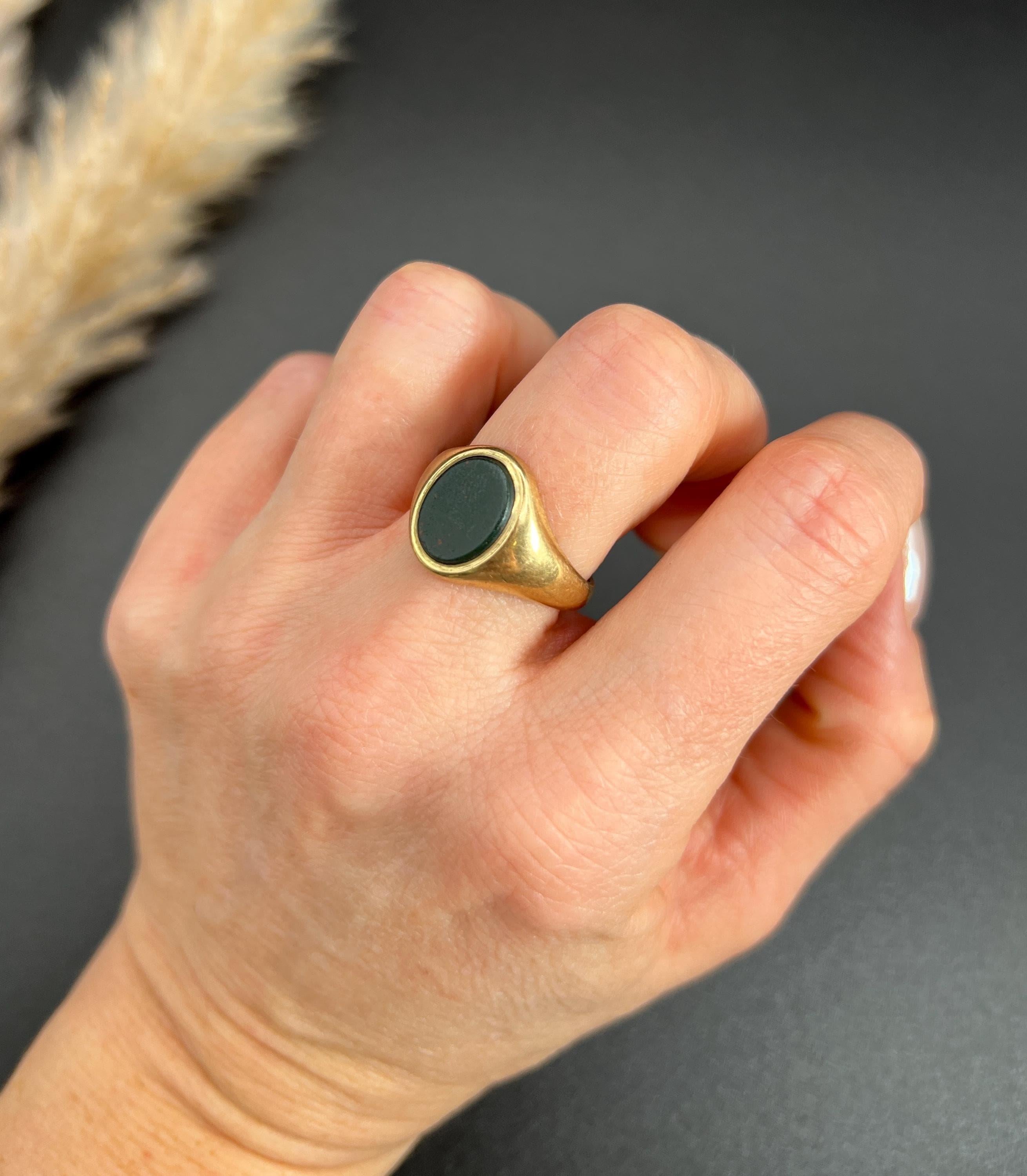 Vintage 9ct Yellow Gold, Oval Bloodstone Signet Ring, Hallmarked Birmingham 1947 For Sale 7