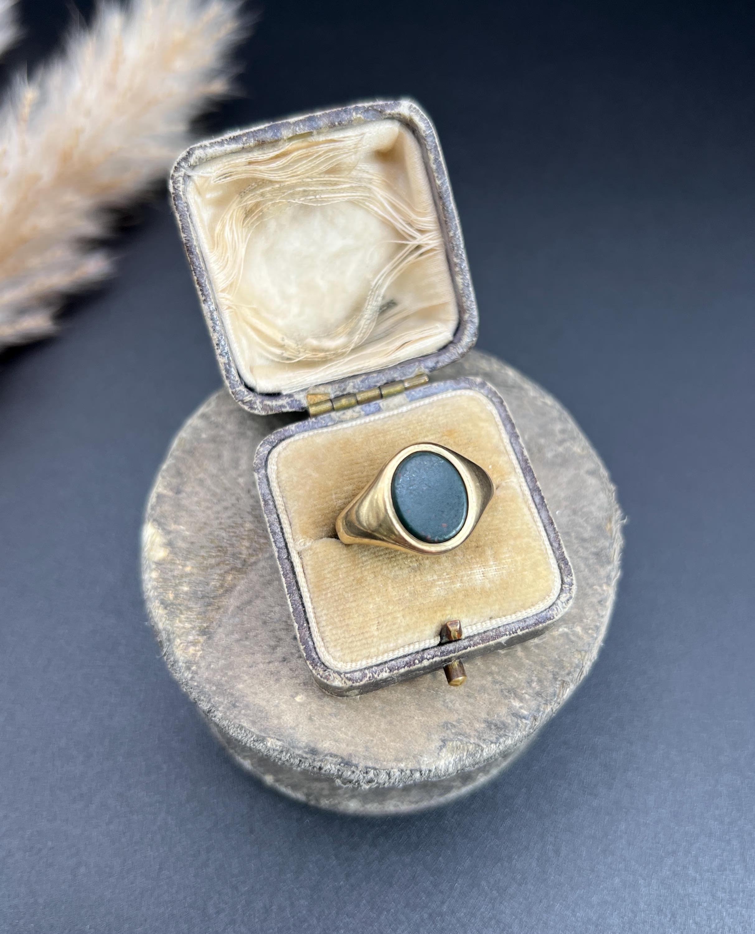 Vintage Signet Ring 

9ct Yellow Gold 

Hallmarked Birmingham 1947

Makers Mark  P P Ld

This vintage signet ring is crafted from 9ct gold and features an oval bloodstone at its centre. The ring dates back to the 1940s and is hallmarked Birmingham