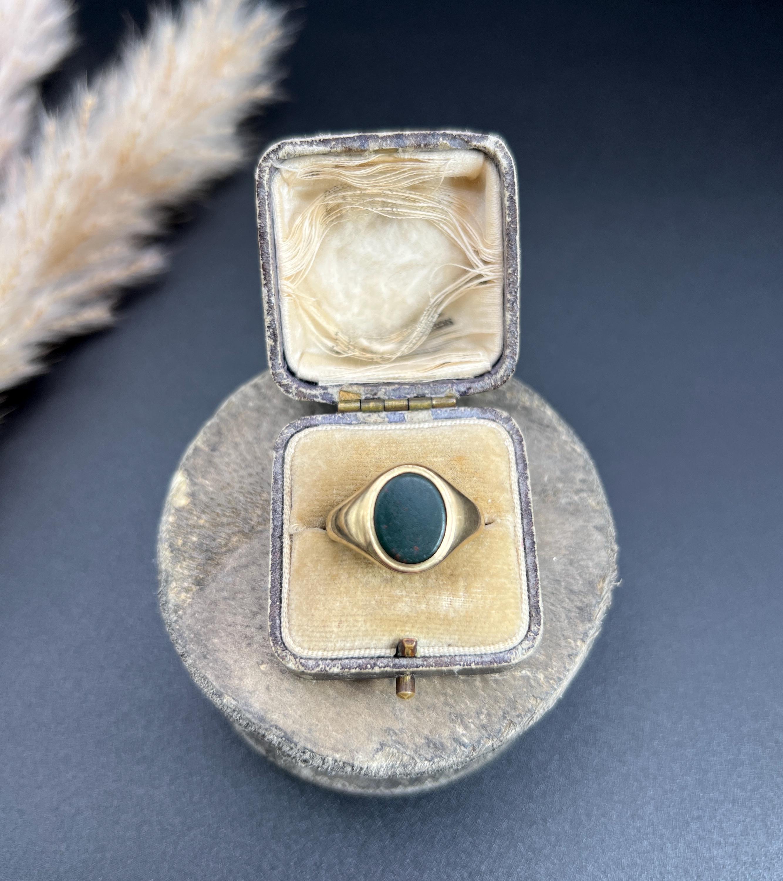 Vintage 9ct Yellow Gold, Oval Bloodstone Signet Ring, Hallmarked Birmingham 1947 In Good Condition For Sale In Brighton, GB