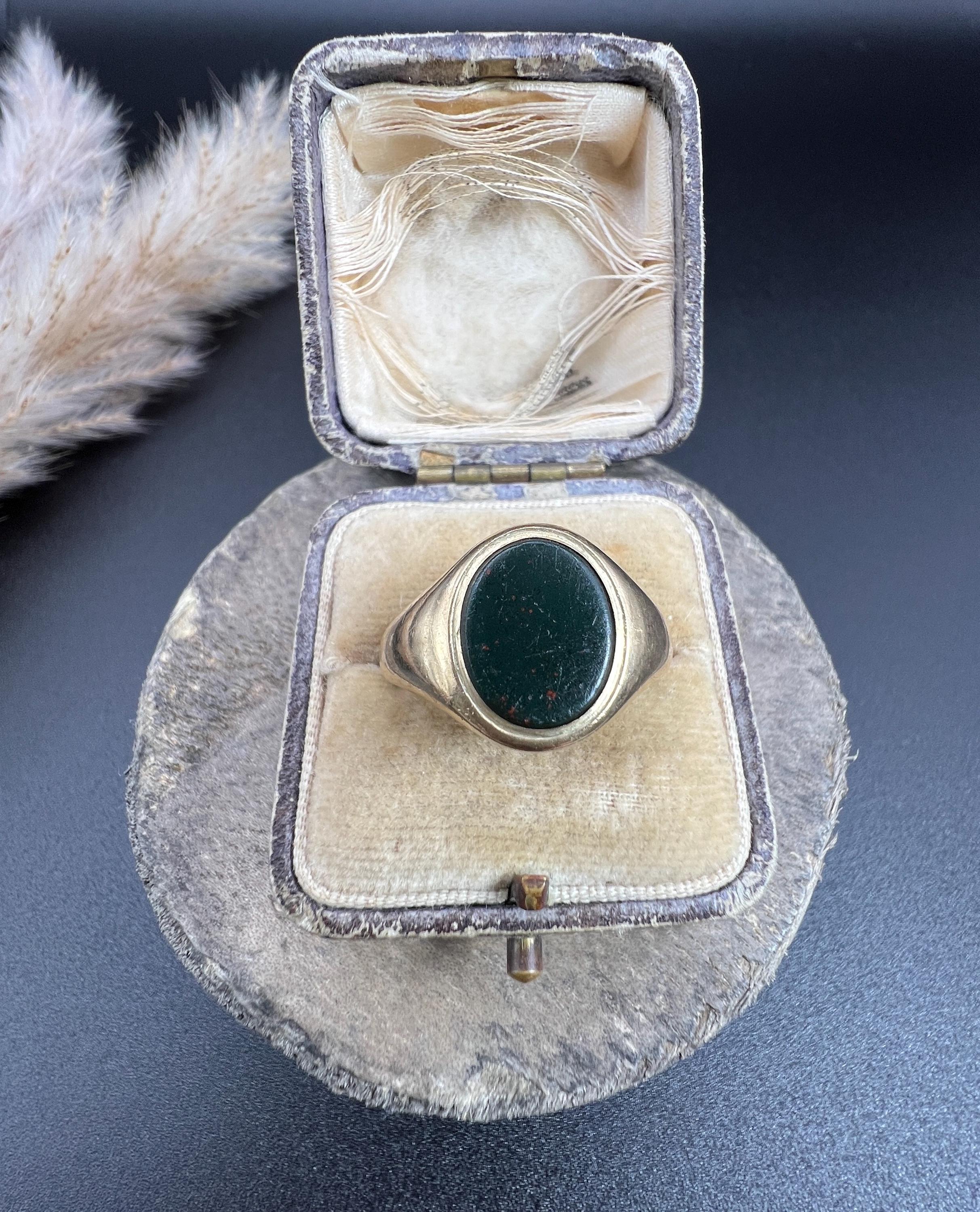 Women's or Men's Vintage 9ct Yellow Gold, Oval Bloodstone Signet Ring, Hallmarked Birmingham 1947 For Sale
