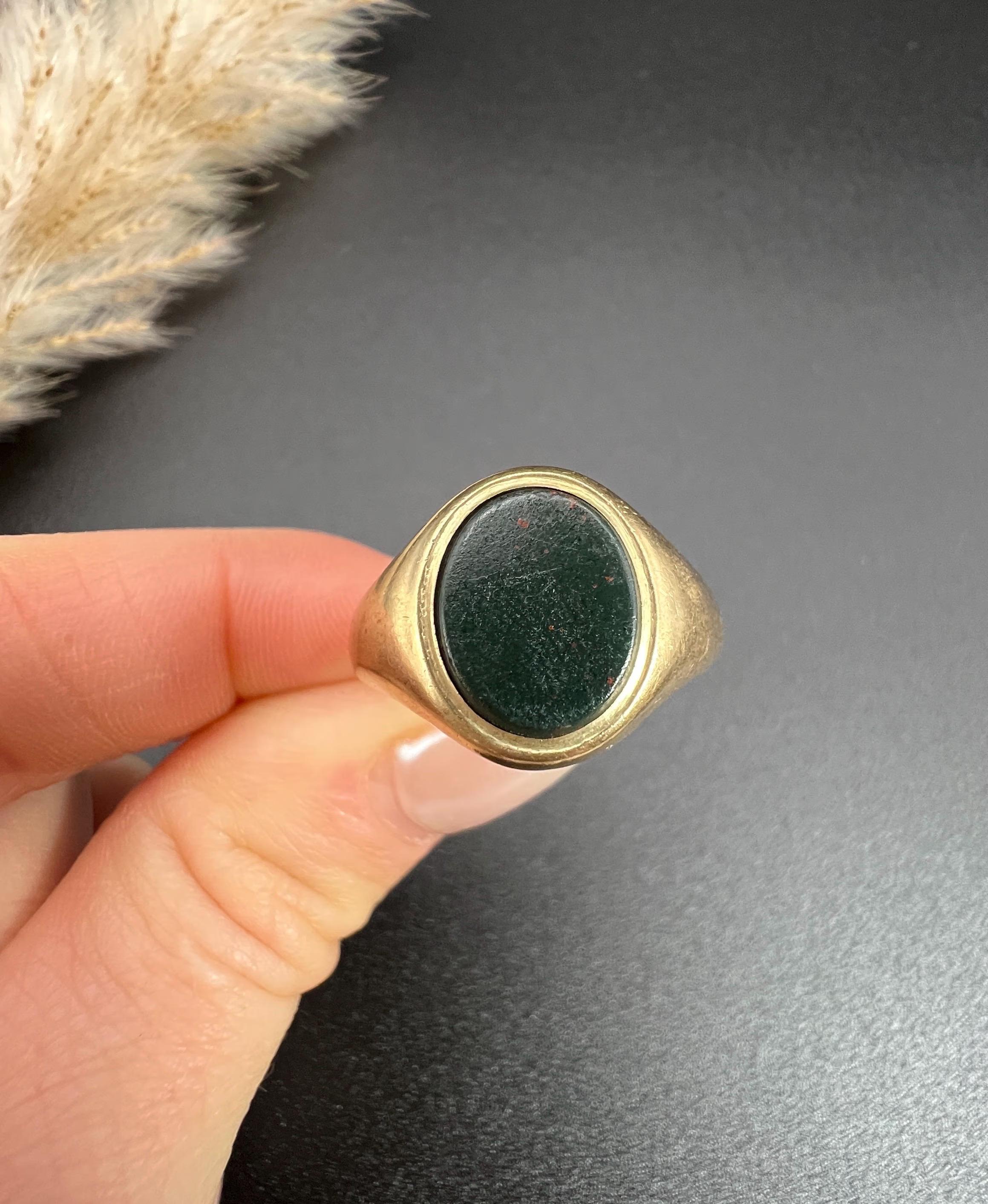 Vintage 9ct Yellow Gold, Oval Bloodstone Signet Ring, Hallmarked Birmingham 1947 For Sale 1