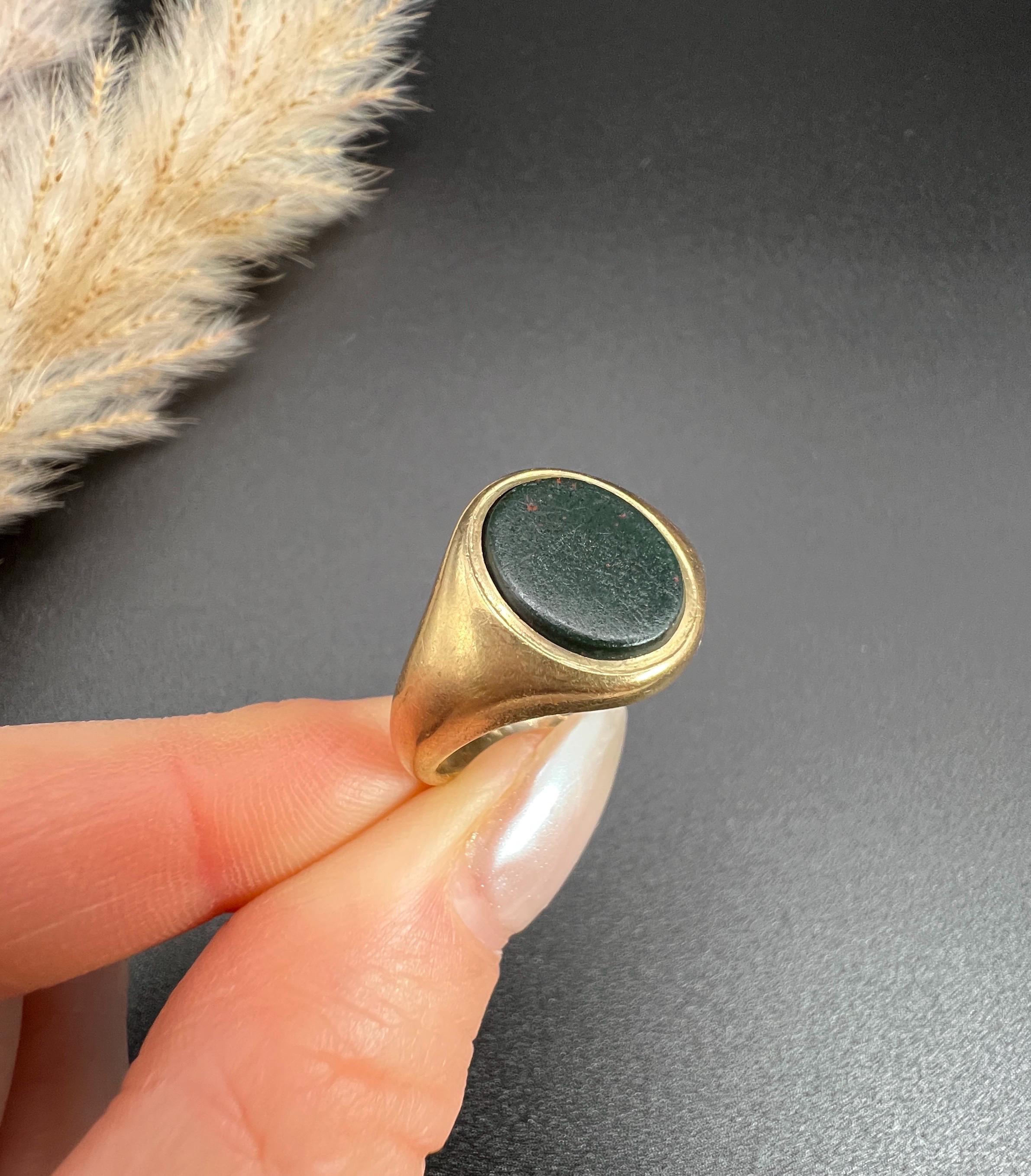 Vintage 9ct Yellow Gold, Oval Bloodstone Signet Ring, Hallmarked Birmingham 1947 For Sale 2