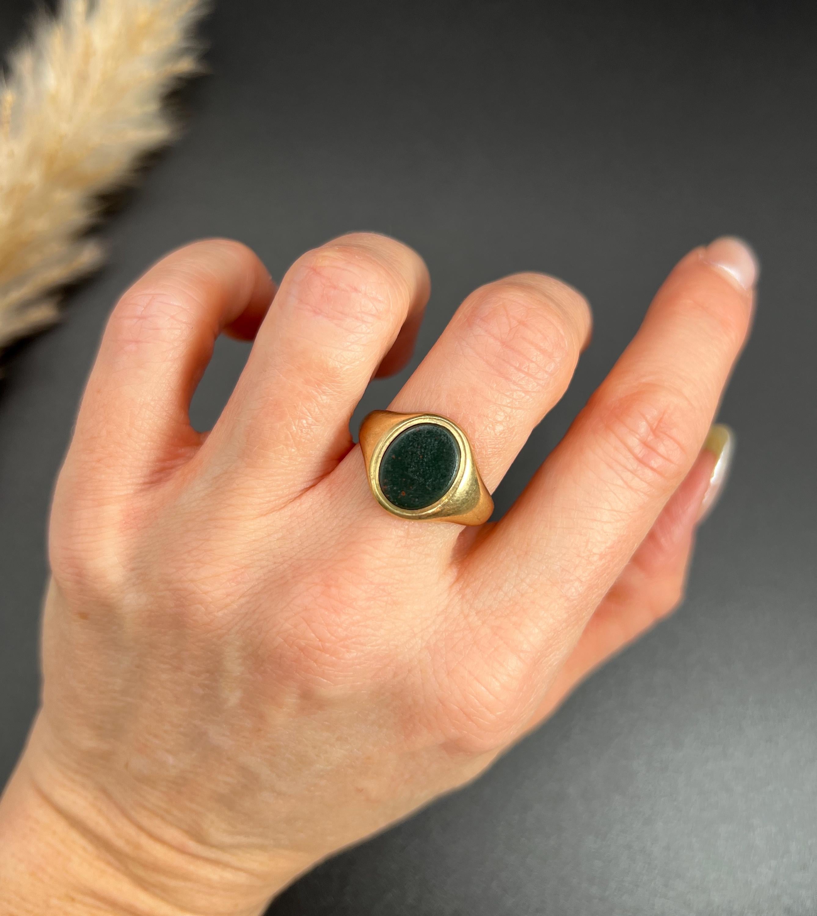 Vintage 9ct Yellow Gold, Oval Bloodstone Signet Ring, Hallmarked Birmingham 1947 For Sale 5