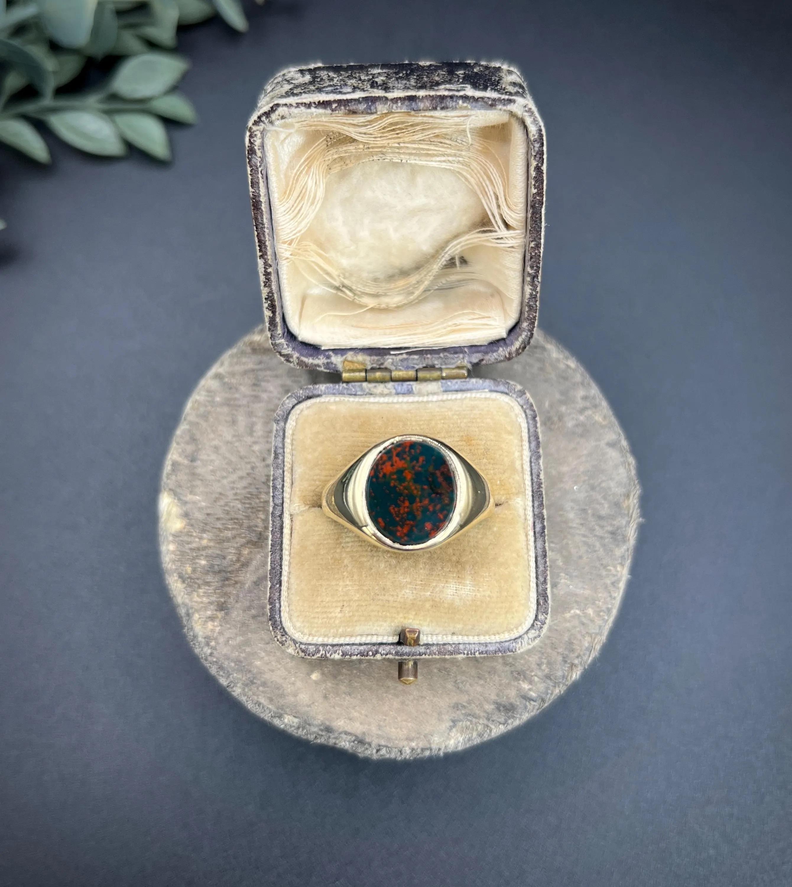 Vintage 9ct Yellow Gold, Oval Bloodstone Signet Ring, Hallmarked Birmingham 1993 For Sale 6