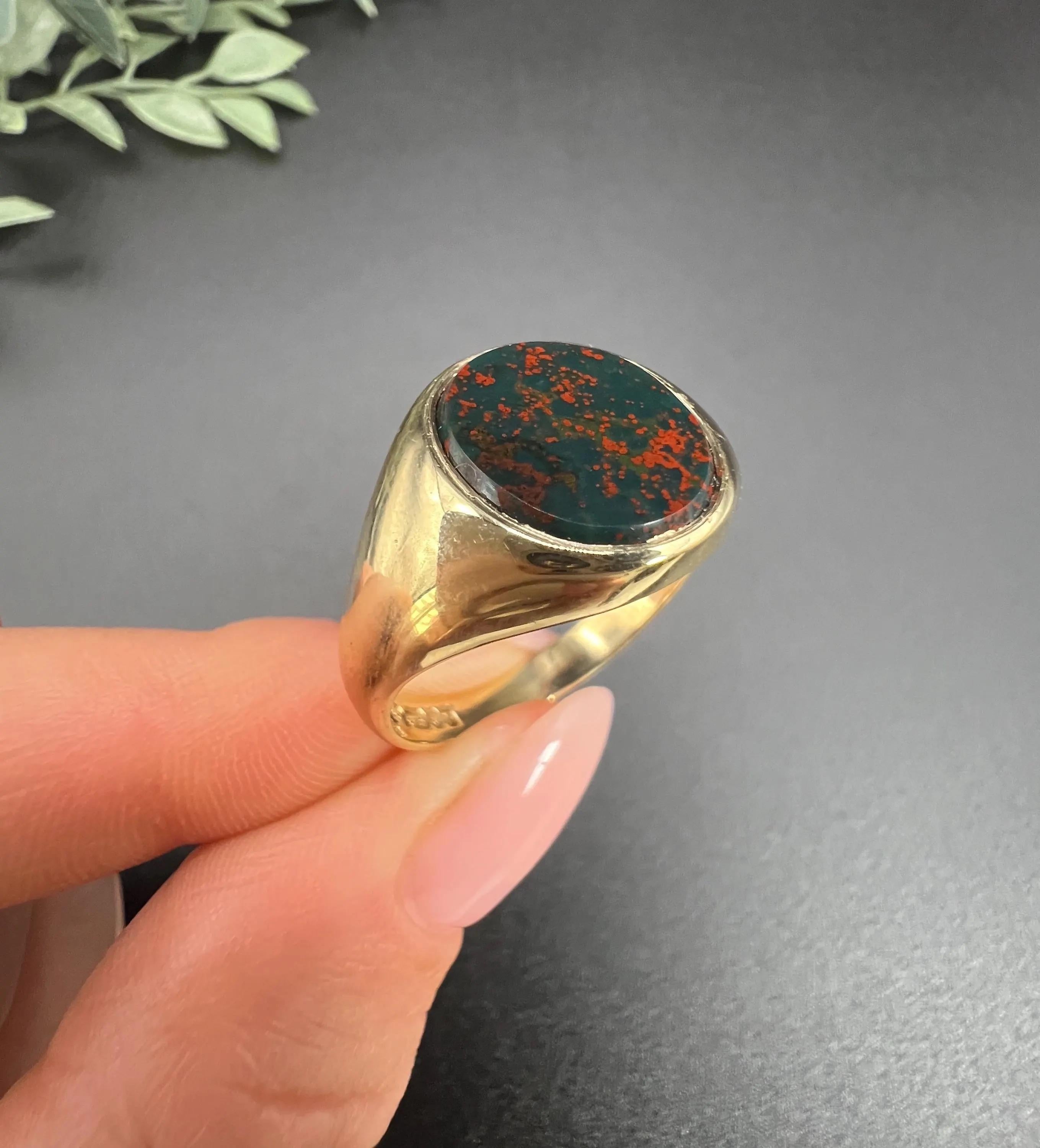 Vintage 9ct Yellow Gold, Oval Bloodstone Signet Ring, Hallmarked Birmingham 1993 For Sale 7