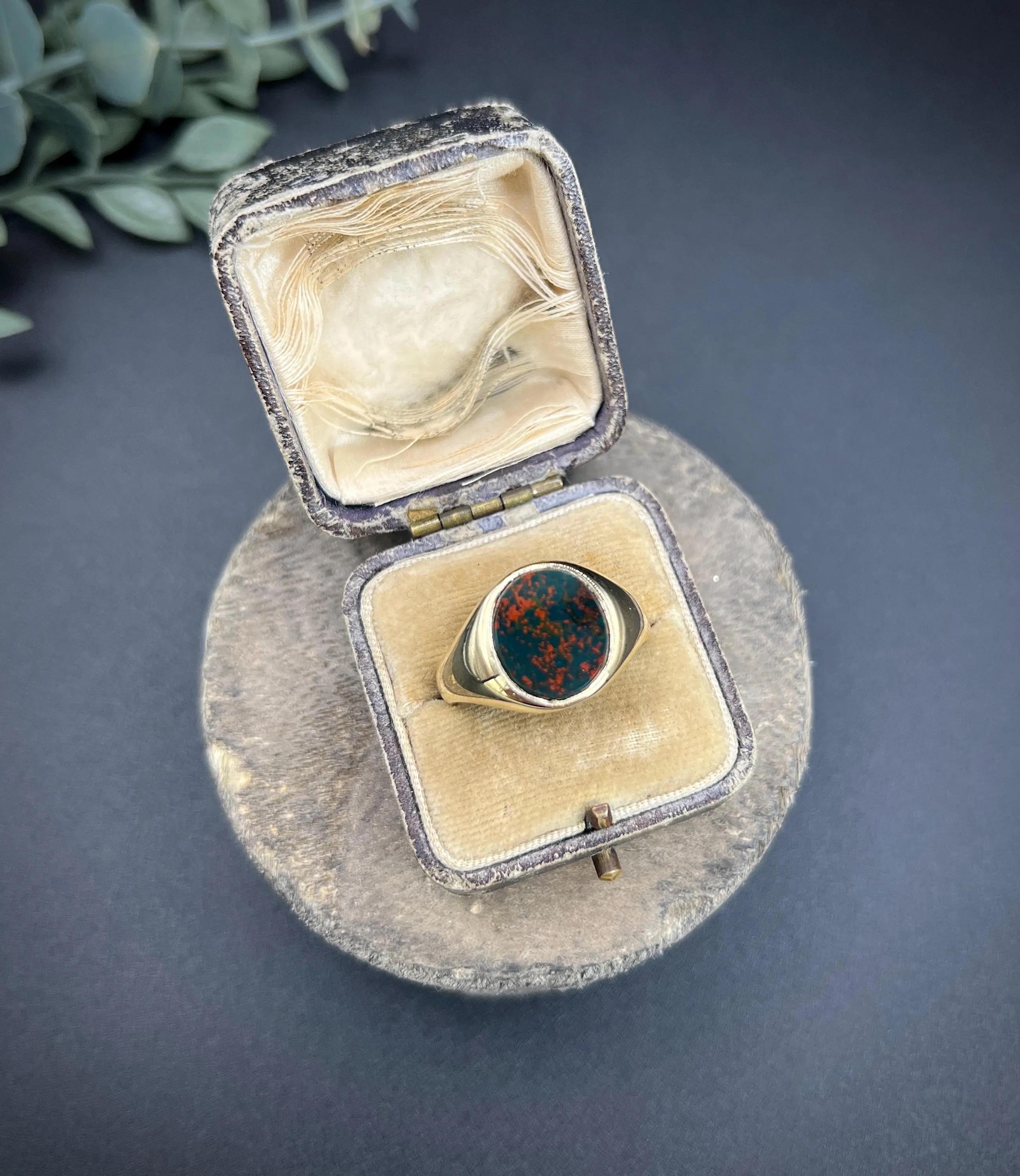 Vintage Signet Ring 

9ct Yellow Gold 

Hallmarked Birmingham 1993

Makers Mark  S & D 

Discover this exquisite 9ct yellow gold vintage signet ring, a true testament to timeless elegance. Crafted in Birmingham and hallmarked in 1993, this ring