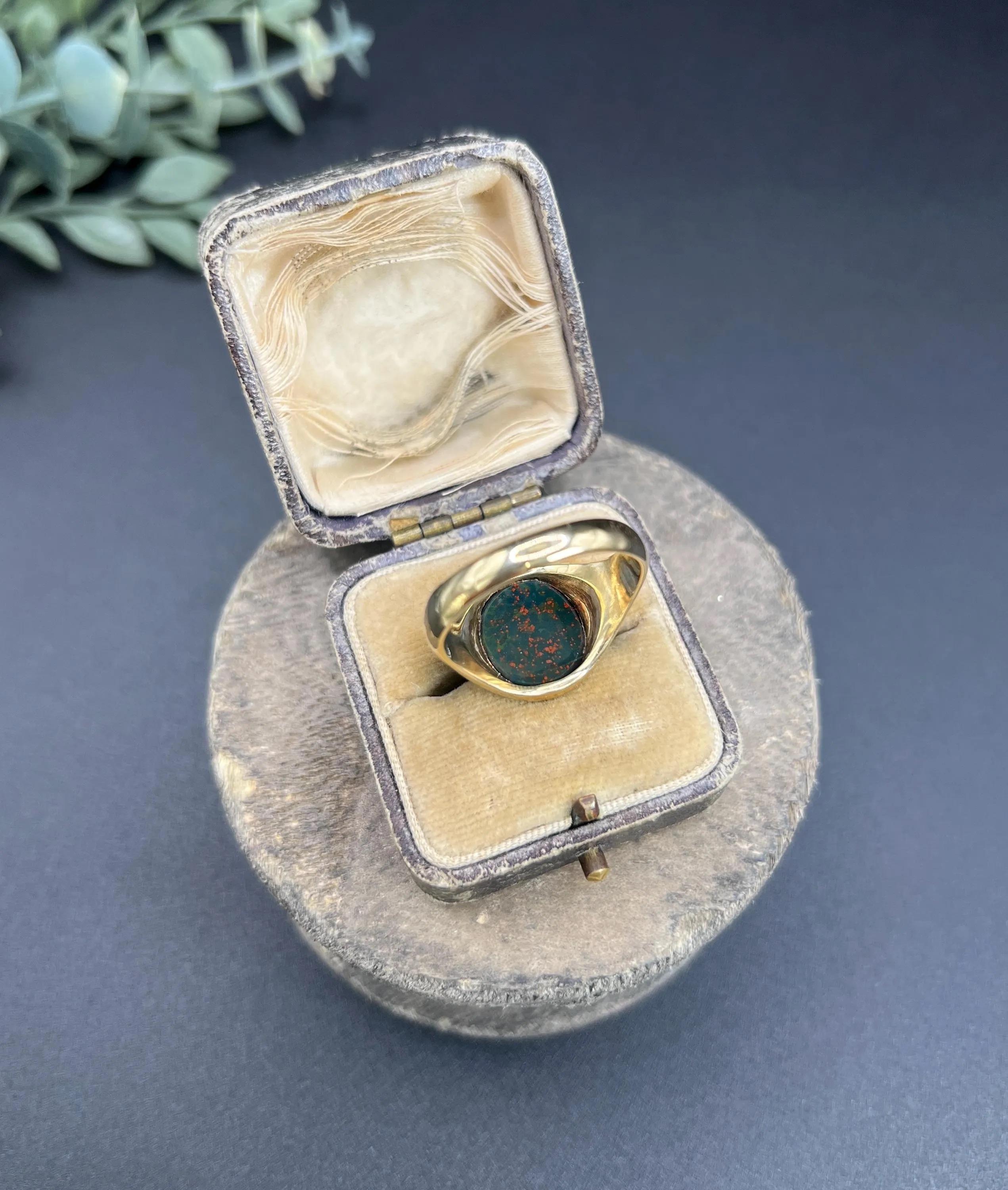 Vintage 9ct Yellow Gold, Oval Bloodstone Signet Ring, Hallmarked Birmingham 1993 In Good Condition For Sale In Brighton, GB