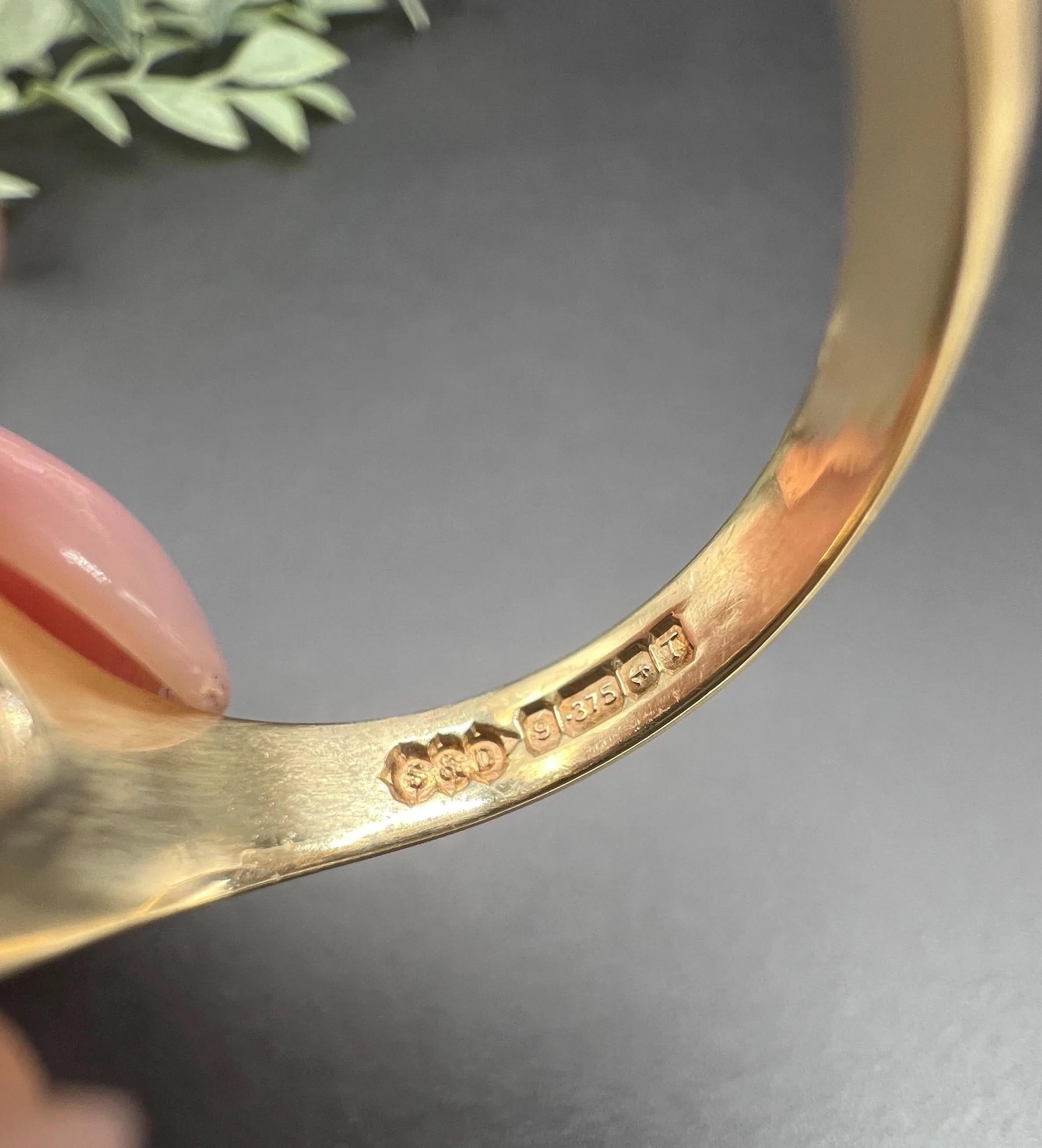 Women's or Men's Vintage 9ct Yellow Gold, Oval Bloodstone Signet Ring, Hallmarked Birmingham 1993 For Sale