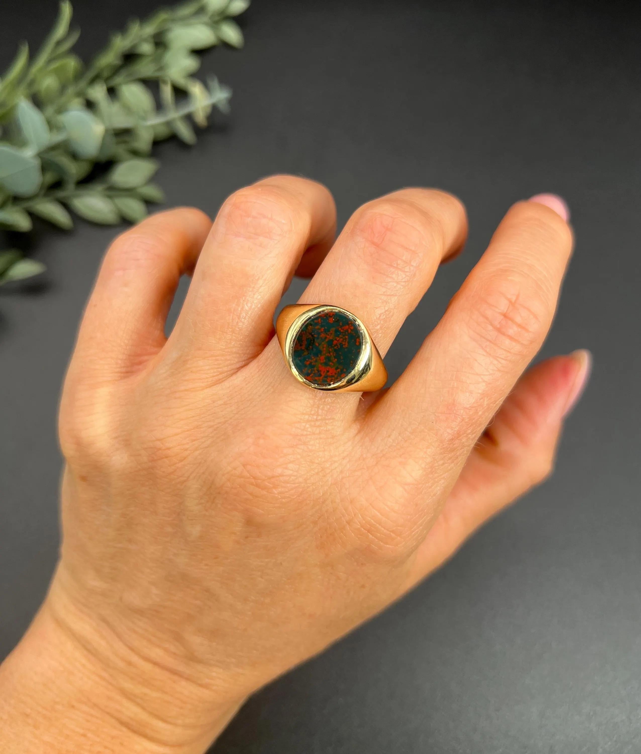 Vintage 9ct Yellow Gold, Oval Bloodstone Signet Ring, Hallmarked Birmingham 1993 For Sale 1