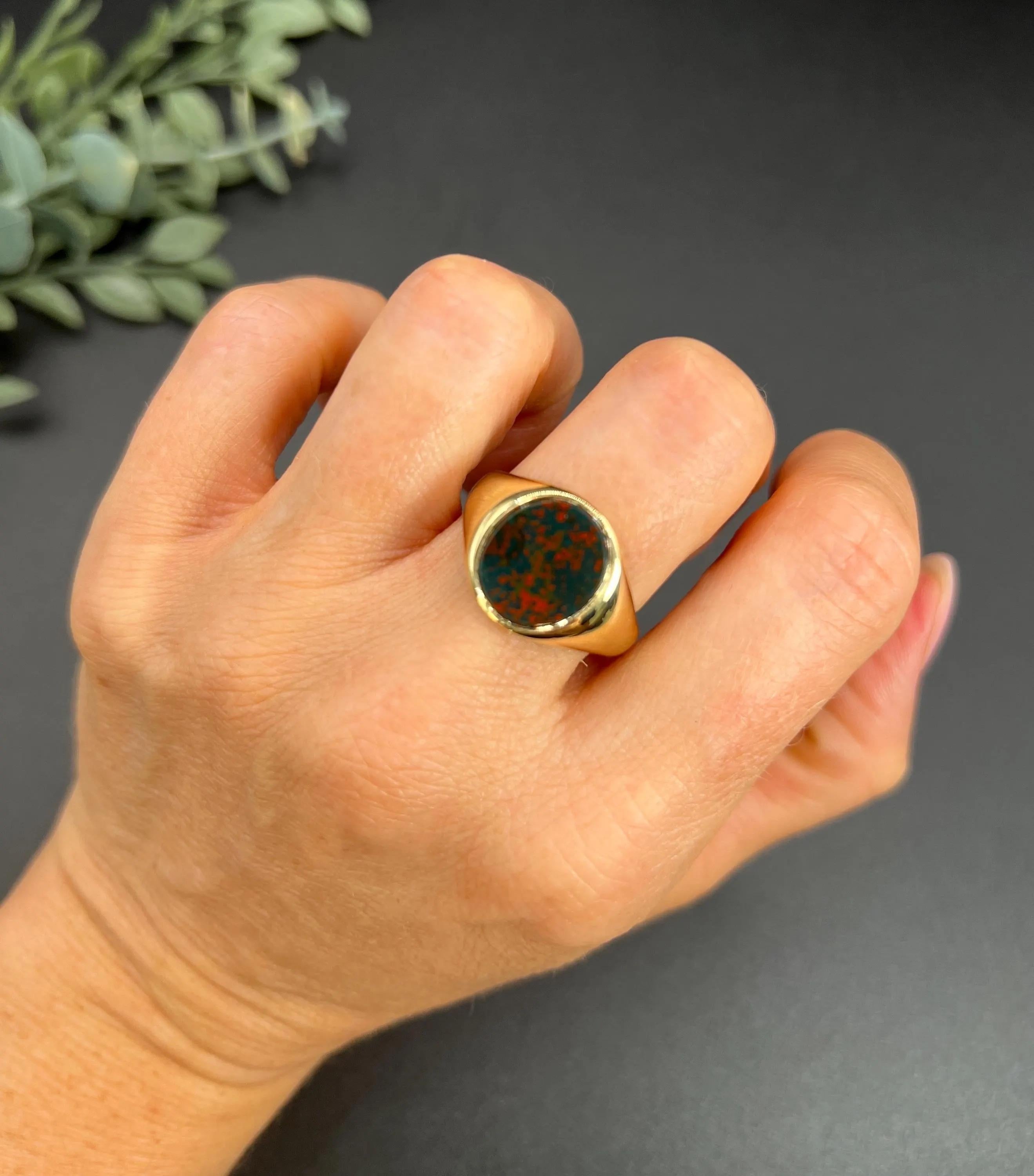 Vintage 9ct Yellow Gold, Oval Bloodstone Signet Ring, Hallmarked Birmingham 1993 For Sale 2