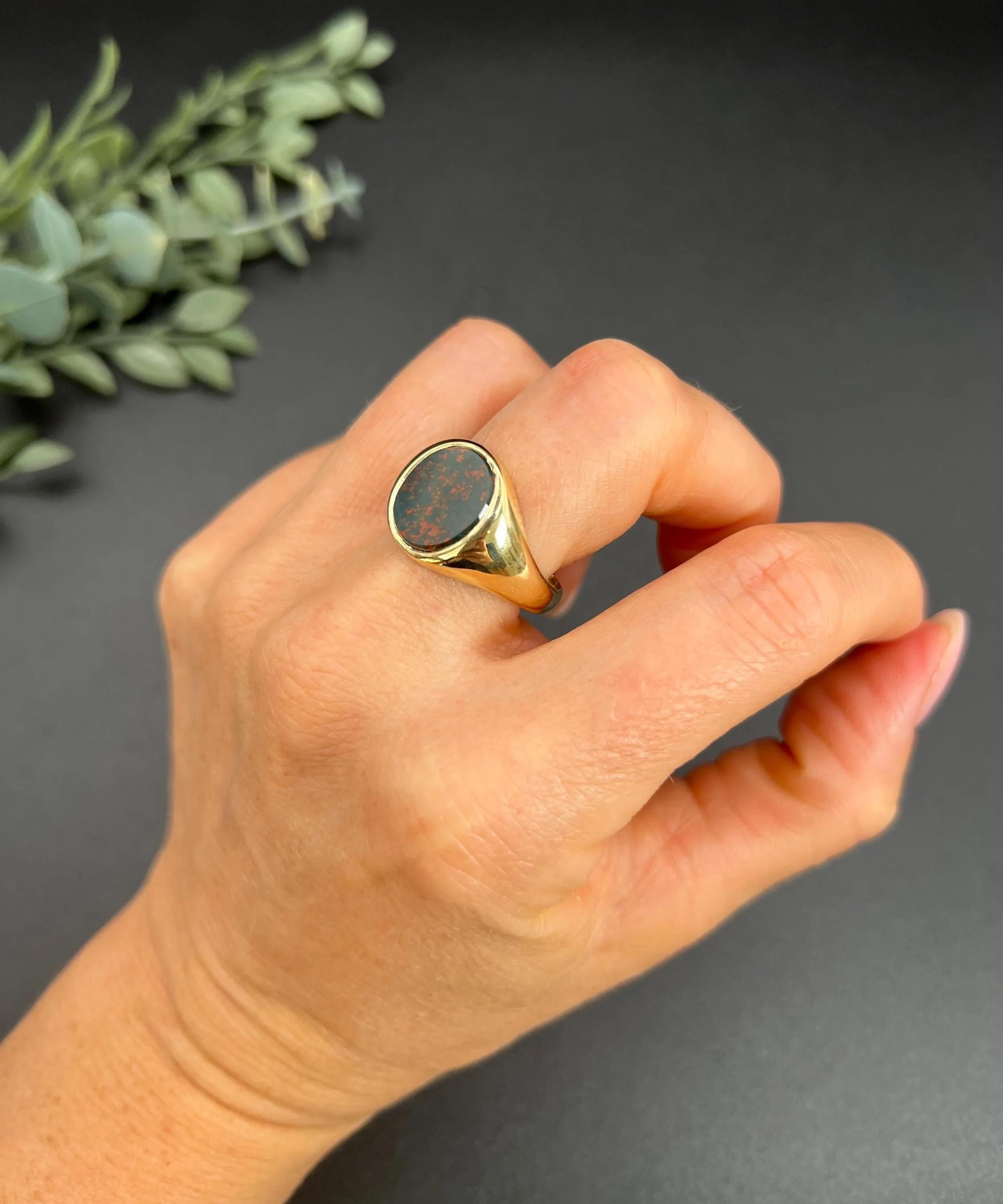 Vintage 9ct Yellow Gold, Oval Bloodstone Signet Ring, Hallmarked Birmingham 1993 For Sale 3