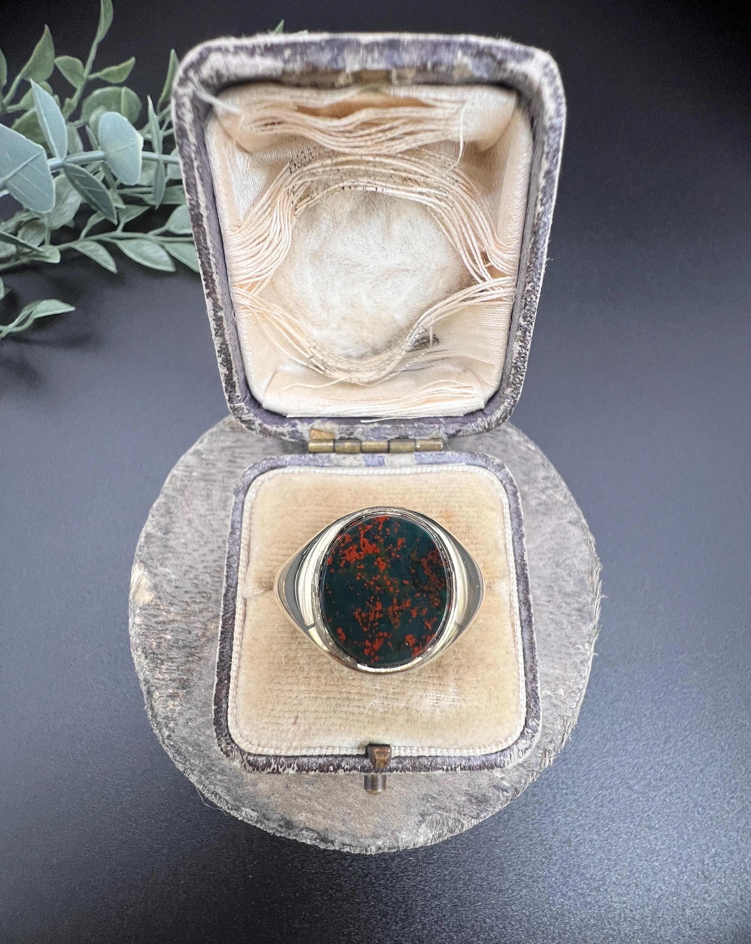 Vintage 9ct Yellow Gold, Oval Bloodstone Signet Ring, Hallmarked Birmingham 1993 For Sale 4