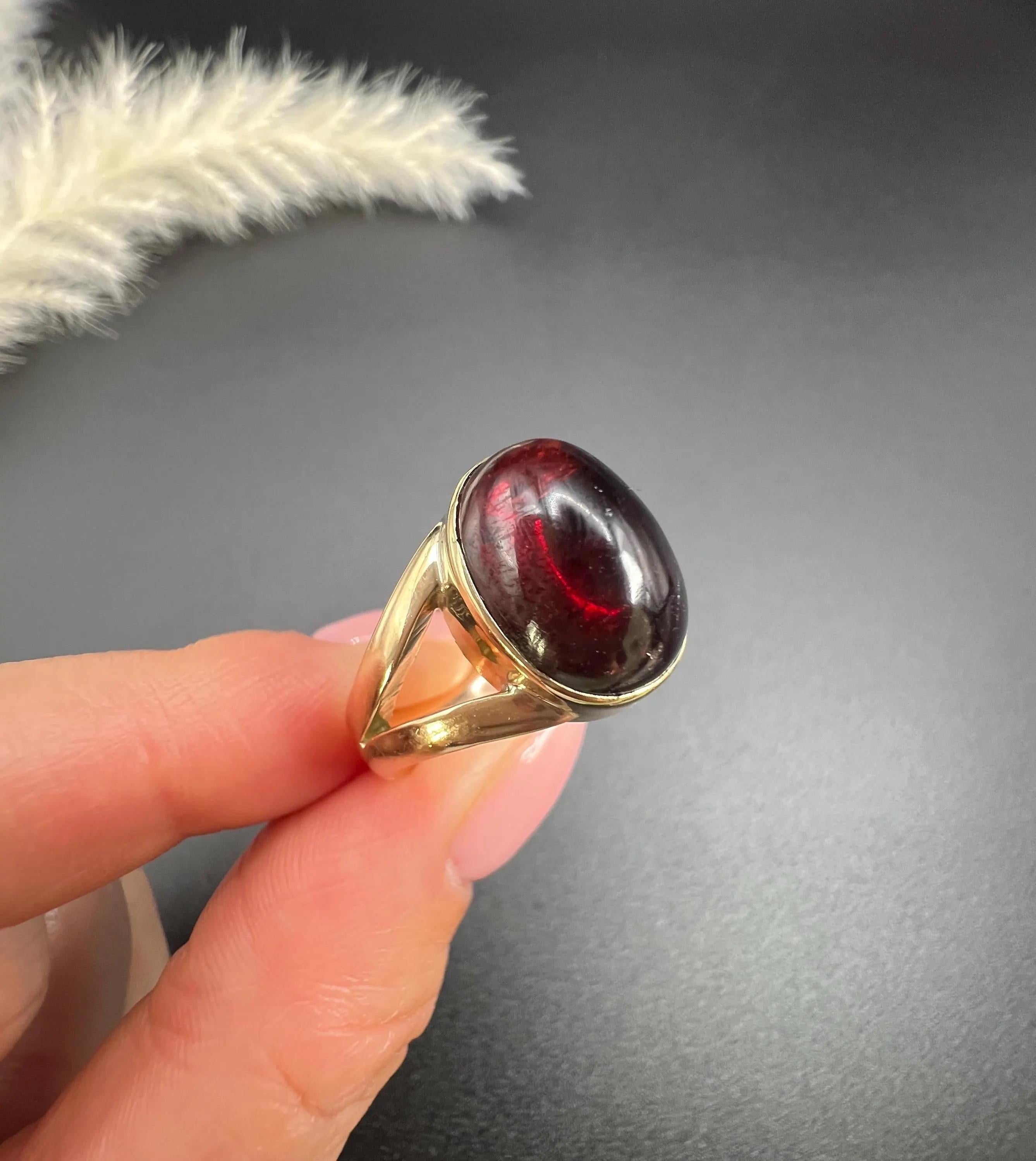 Vintage 9ct Yellow Gold Oval Cabochon Garnet Signet Ring, Hallmarked London 1979 For Sale 5