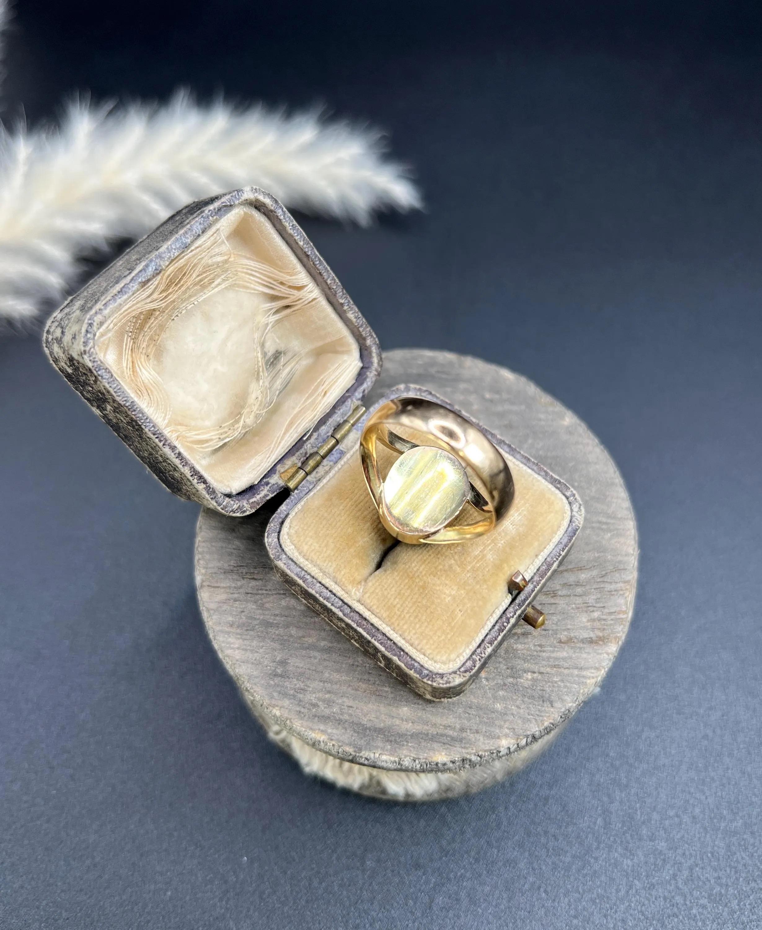 Vintage 9ct Yellow Gold Oval Cabochon Garnet Signet Ring, Hallmarked London 1979 For Sale 6