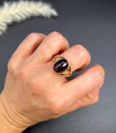 Vintage 9ct Yellow Gold Oval Cabochon Garnet Signet Ring, Hallmarked London 1979