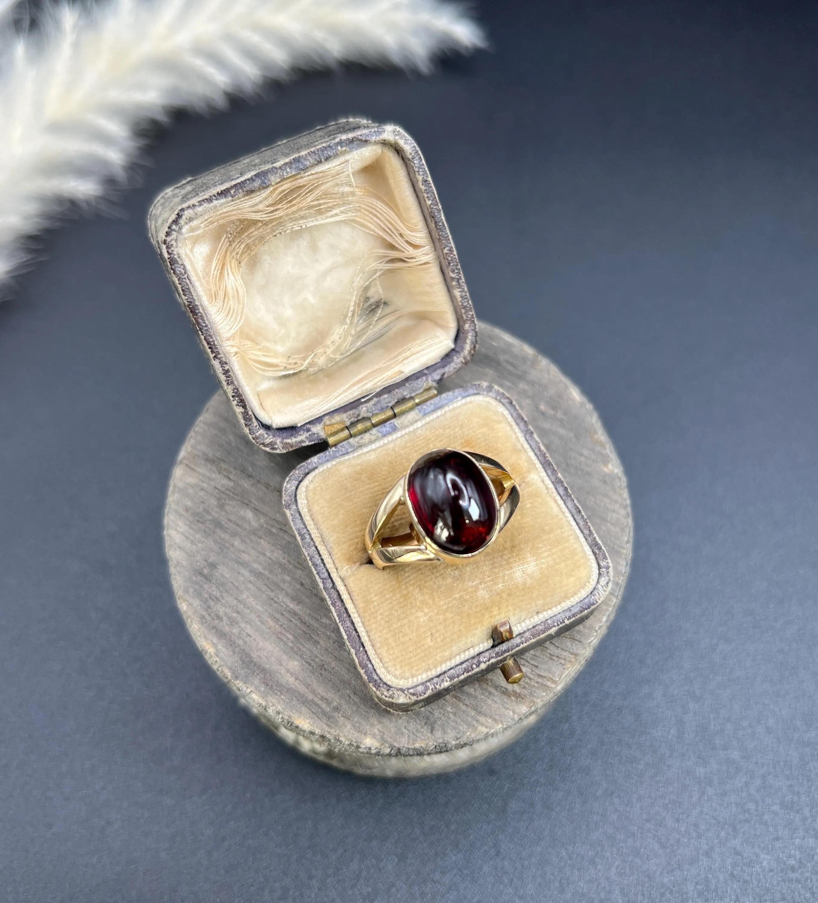 Vintage 9ct Yellow Gold Oval Cabochon Garnet Signet Ring, Hallmarked London 1979 In Good Condition For Sale In Brighton, GB