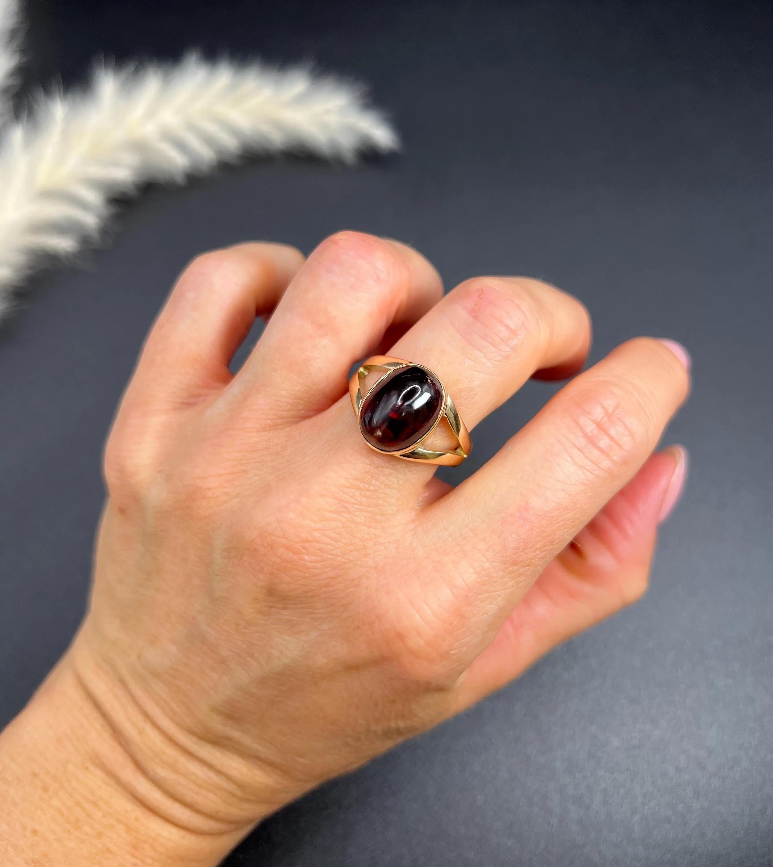Vintage 9ct Yellow Gold Oval Cabochon Garnet Signet Ring, Hallmarked London 1979 For Sale 2