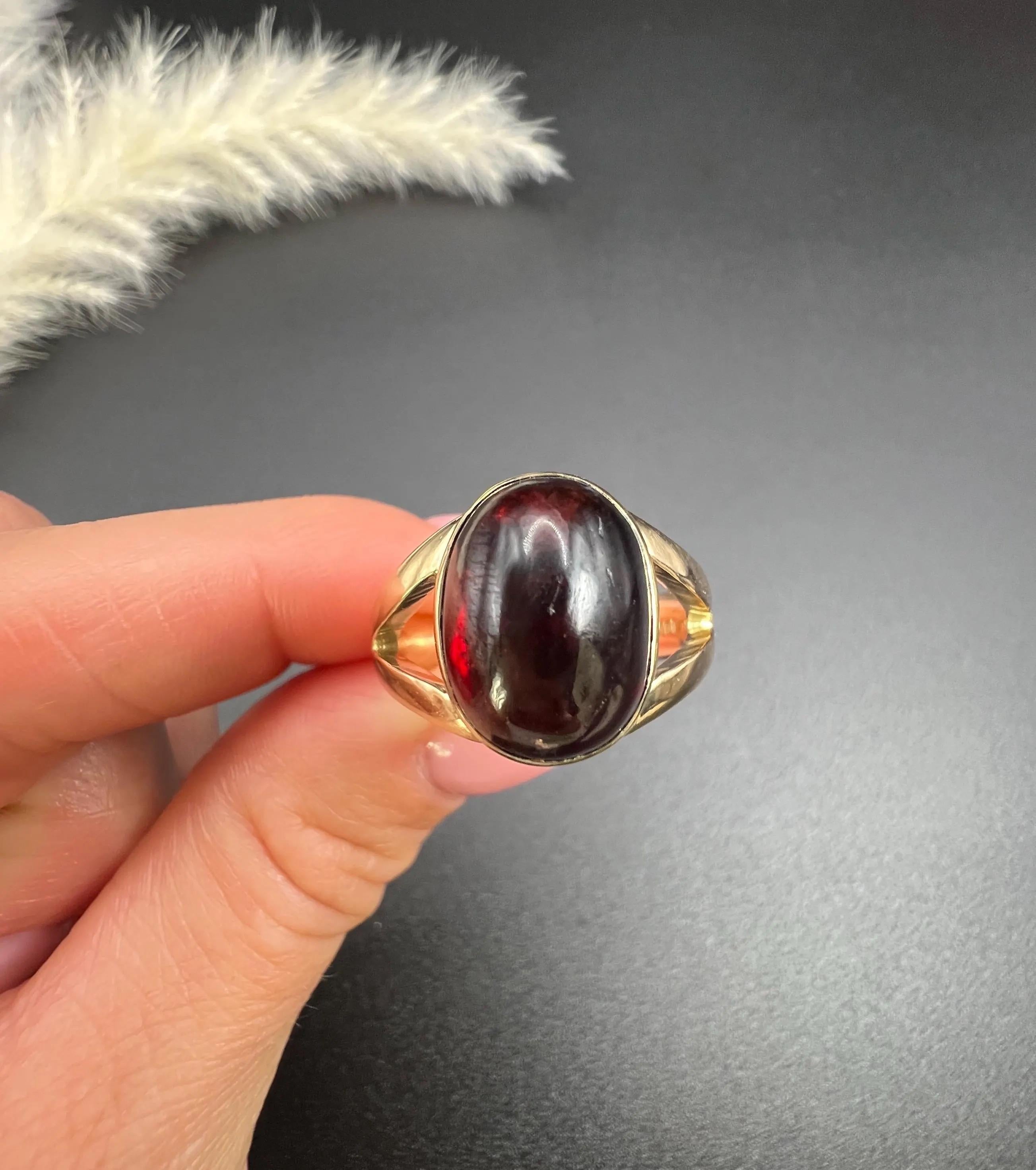 Vintage 9ct Yellow Gold Oval Cabochon Garnet Signet Ring, Hallmarked London 1979 For Sale 3