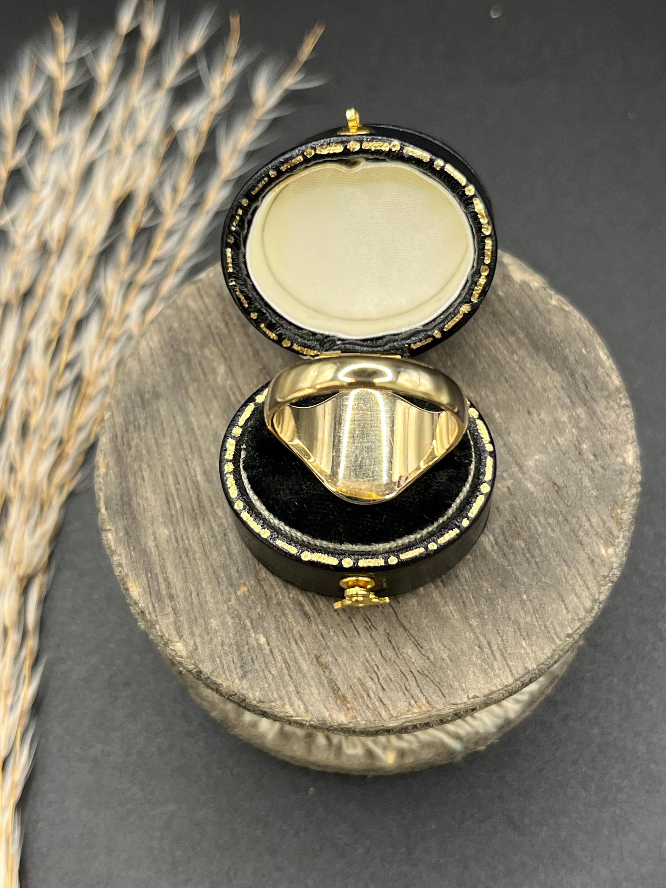 Anello con sigillo ovale d'epoca in oro giallo 9 ct, con marchio Birmingham 1958 in vendita 6